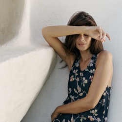 Vestido Indi & Cold  AD100 Espalda cruzada floral Navy marino - Imagen 2