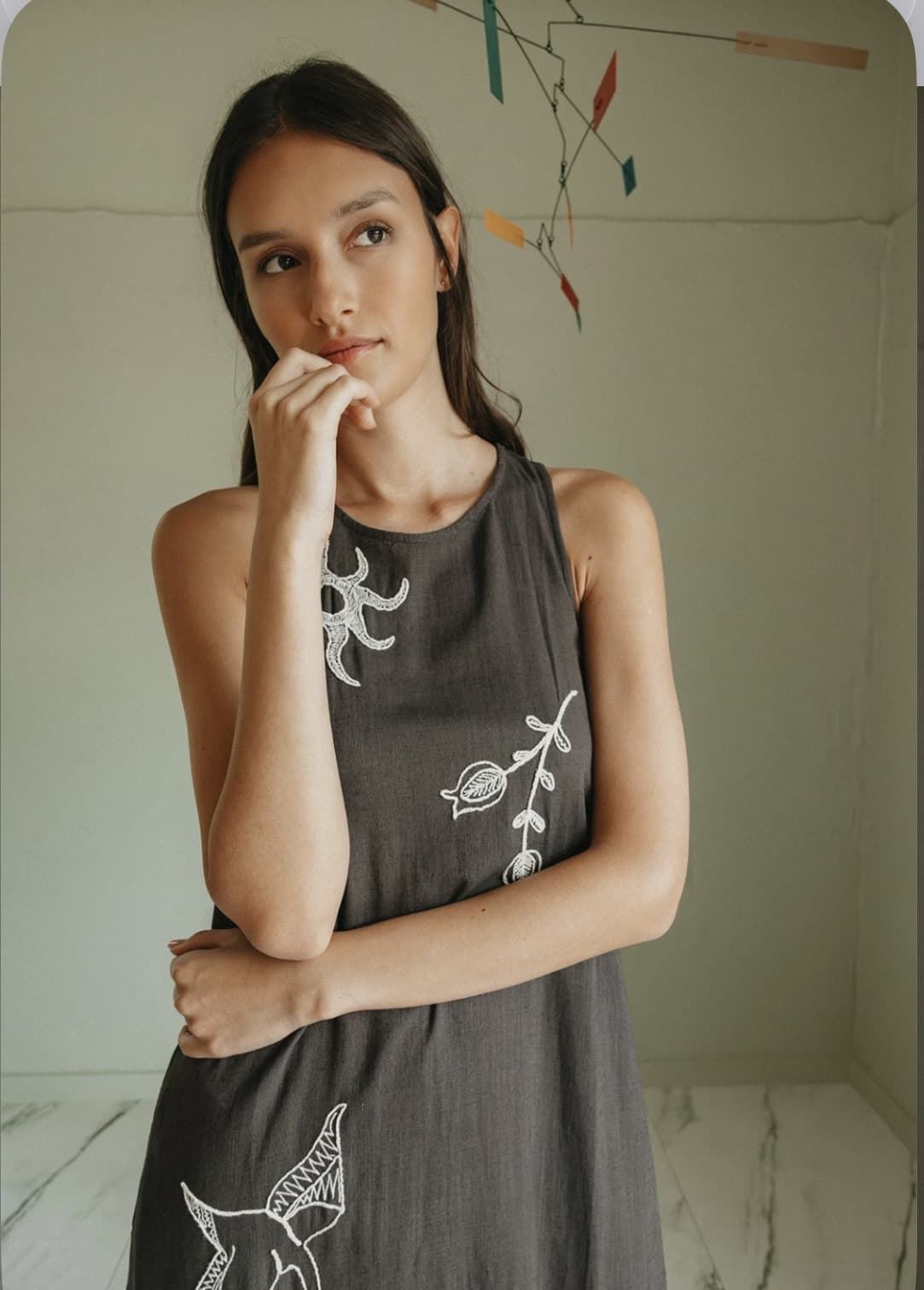 Vestido Indi & Cold   AD180 BORDADO NATURALEZA  gris LINO CARBÓN - Imagen 1