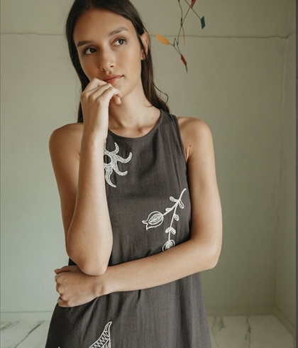 Vestido Indi & Cold   AD180 BORDADO NATURALEZA  gris LINO CARBÓN - Imagen 1