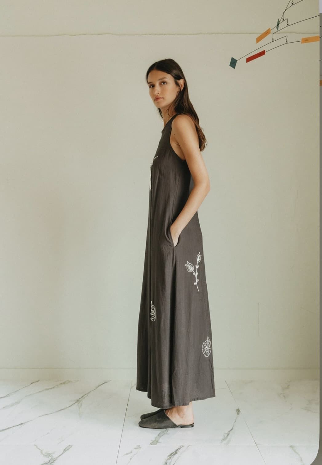 Vestido Indi & Cold   AD180 BORDADO NATURALEZA  gris LINO CARBÓN - Imagen 2