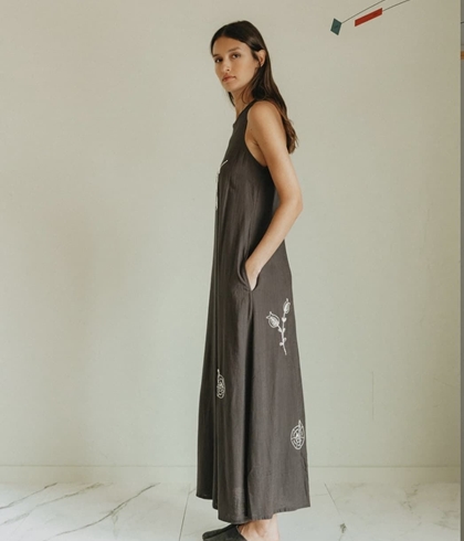 Vestido Indi & Cold   AD180 BORDADO NATURALEZA  gris LINO CARBÓN - Imagen 2