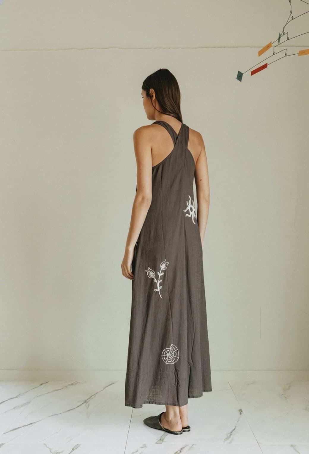 Vestido Indi & Cold   AD180 BORDADO NATURALEZA  gris LINO CARBÓN - Imagen 3