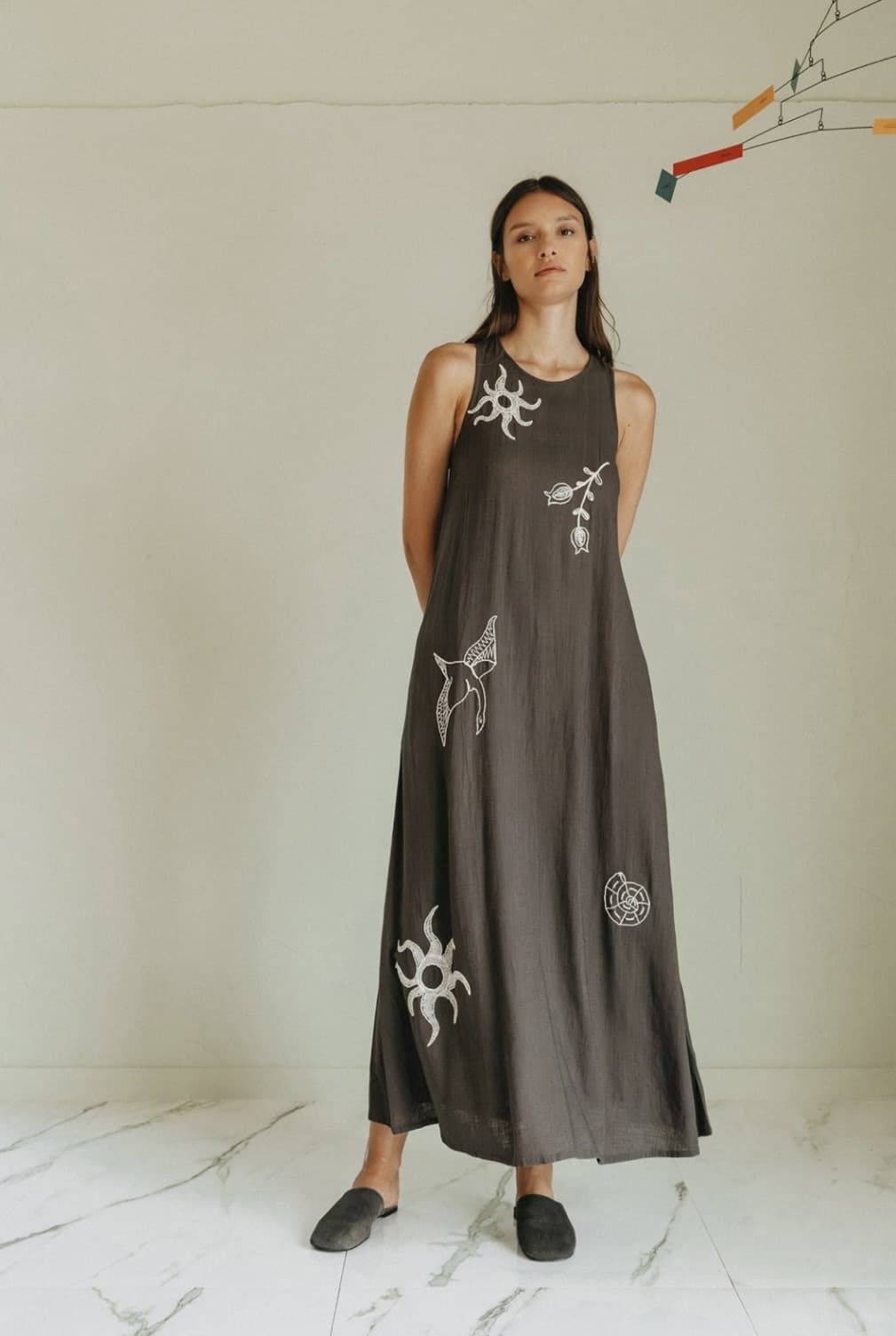 Vestido Indi & Cold   AD180 BORDADO NATURALEZA  gris LINO CARBÓN - Imagen 4