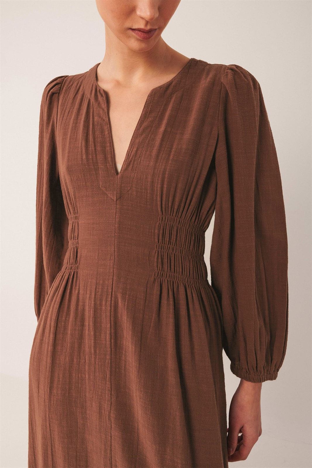 Vestido Indi & Cold algodón crepado marrón tabaco - Imagen 4