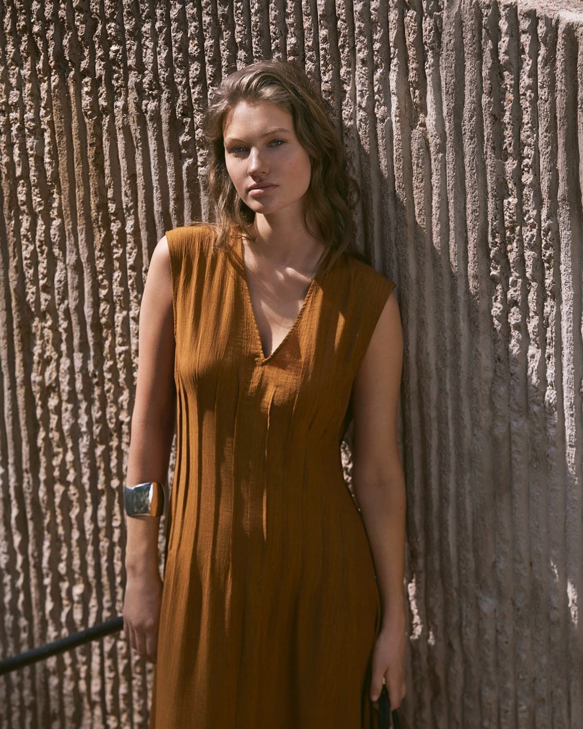 Vestido Yerse  44822 PICO LARGO PLISADO Ocre - Imagen 1