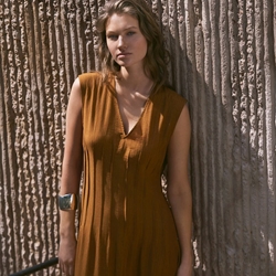 Vestido Yerse  44822 PICO LARGO PLISADO Ocre - Imagen 1