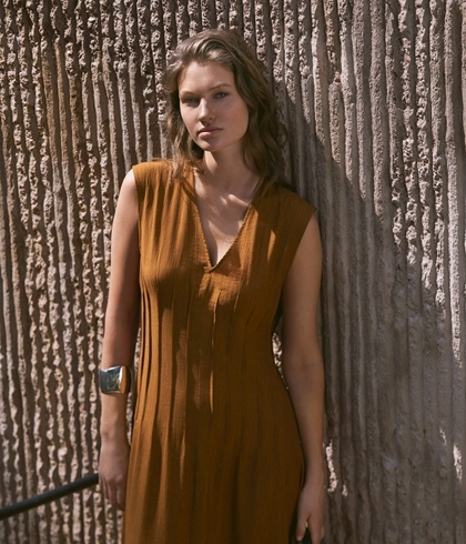 Vestido Yerse  44822 PICO LARGO PLISADO Ocre - Imagen 1