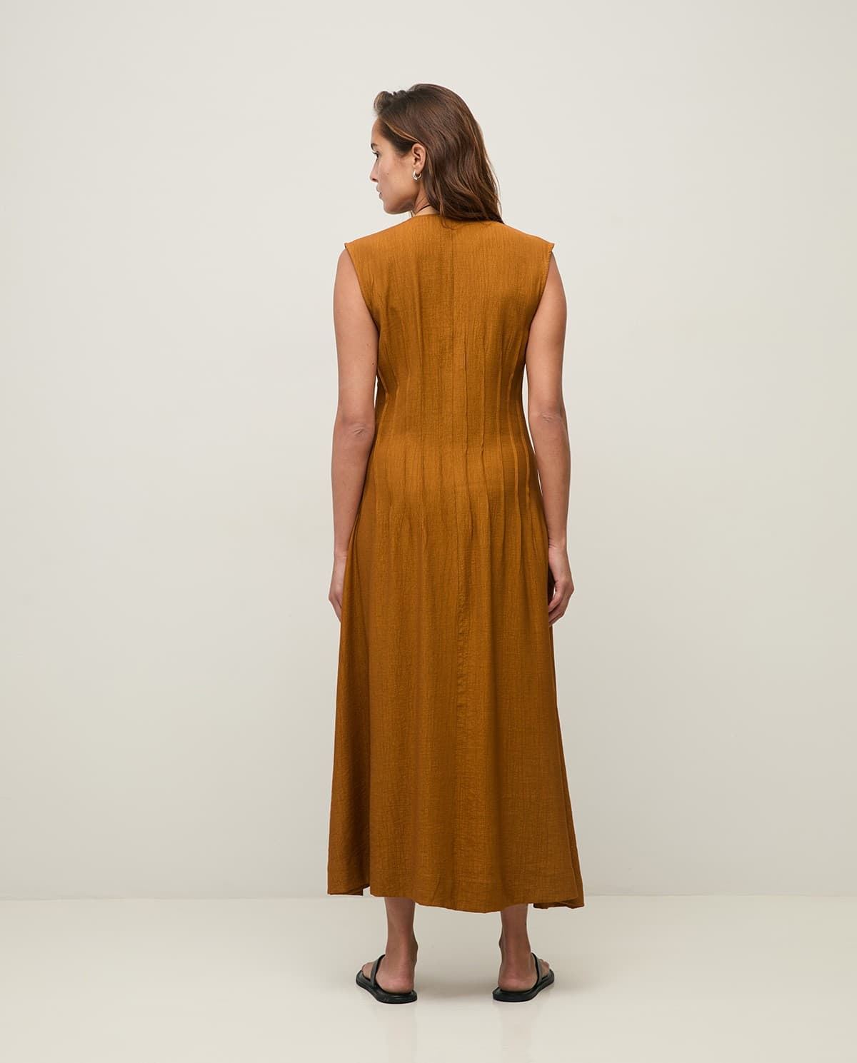 Vestido Yerse  44822 PICO LARGO PLISADO Ocre - Imagen 3