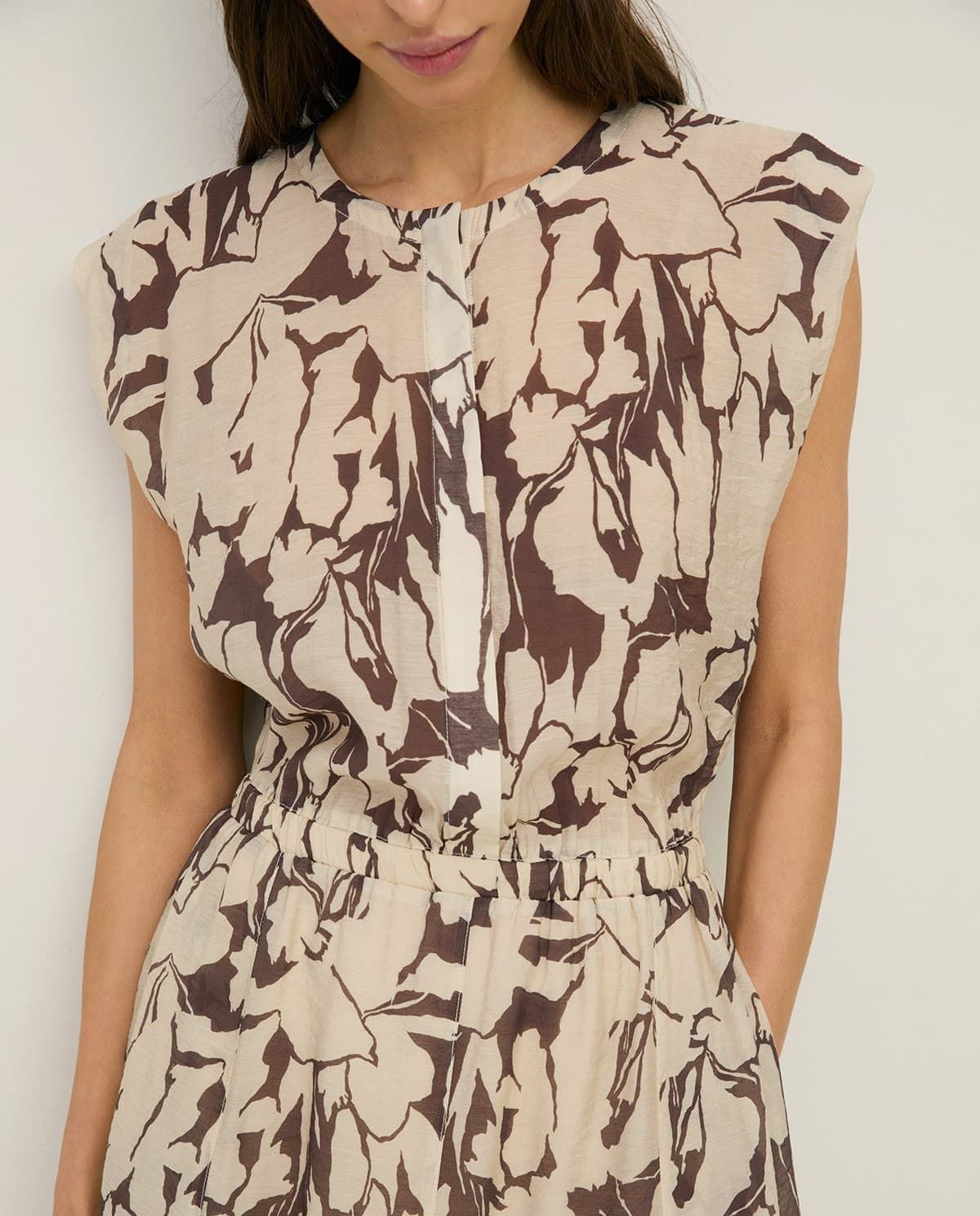 Vestido Yerse 44842 gasa fluido estampado marrones y crudos - Imagen 1