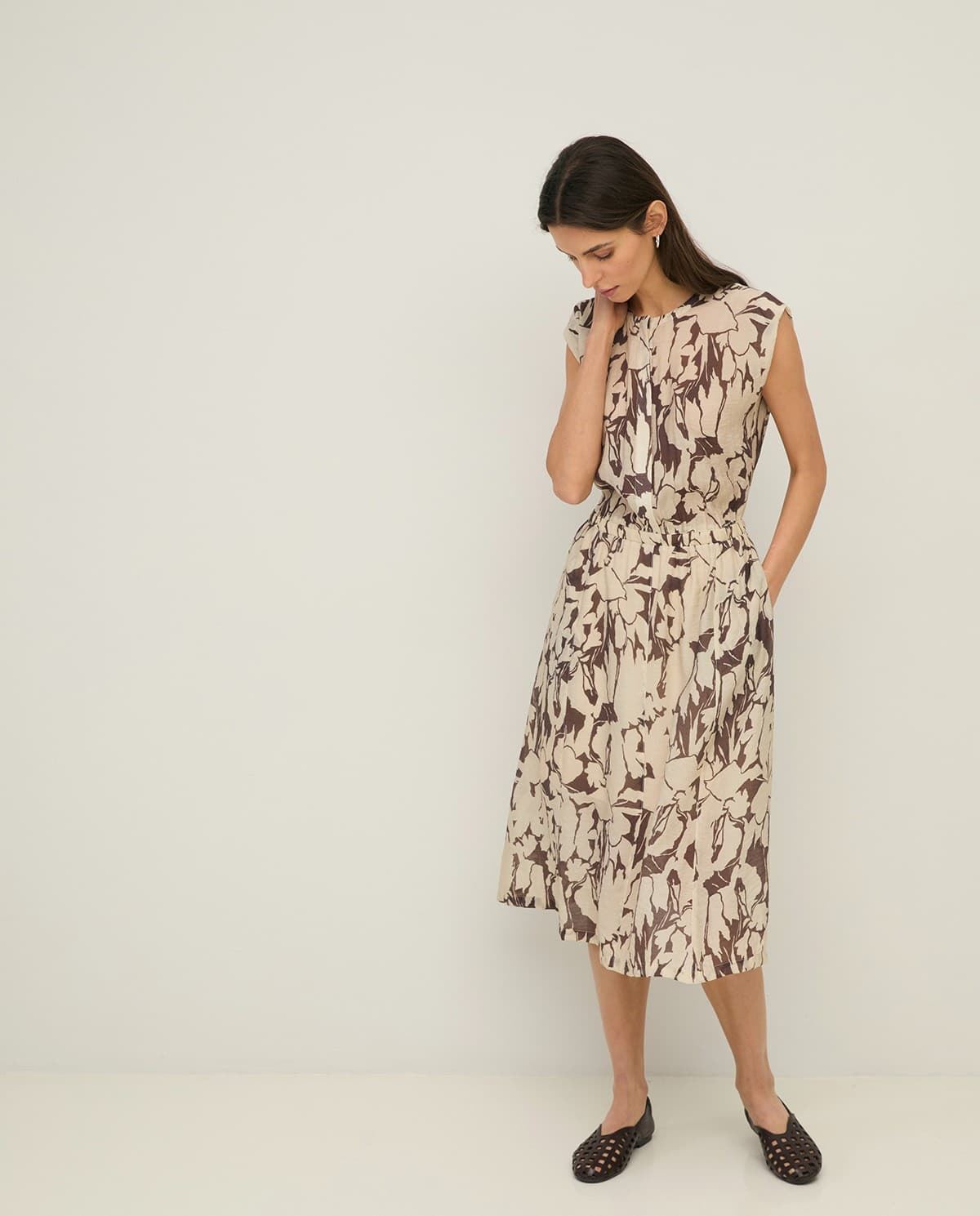 Vestido Yerse 44842 gasa fluido estampado marrones y crudos - Imagen 2