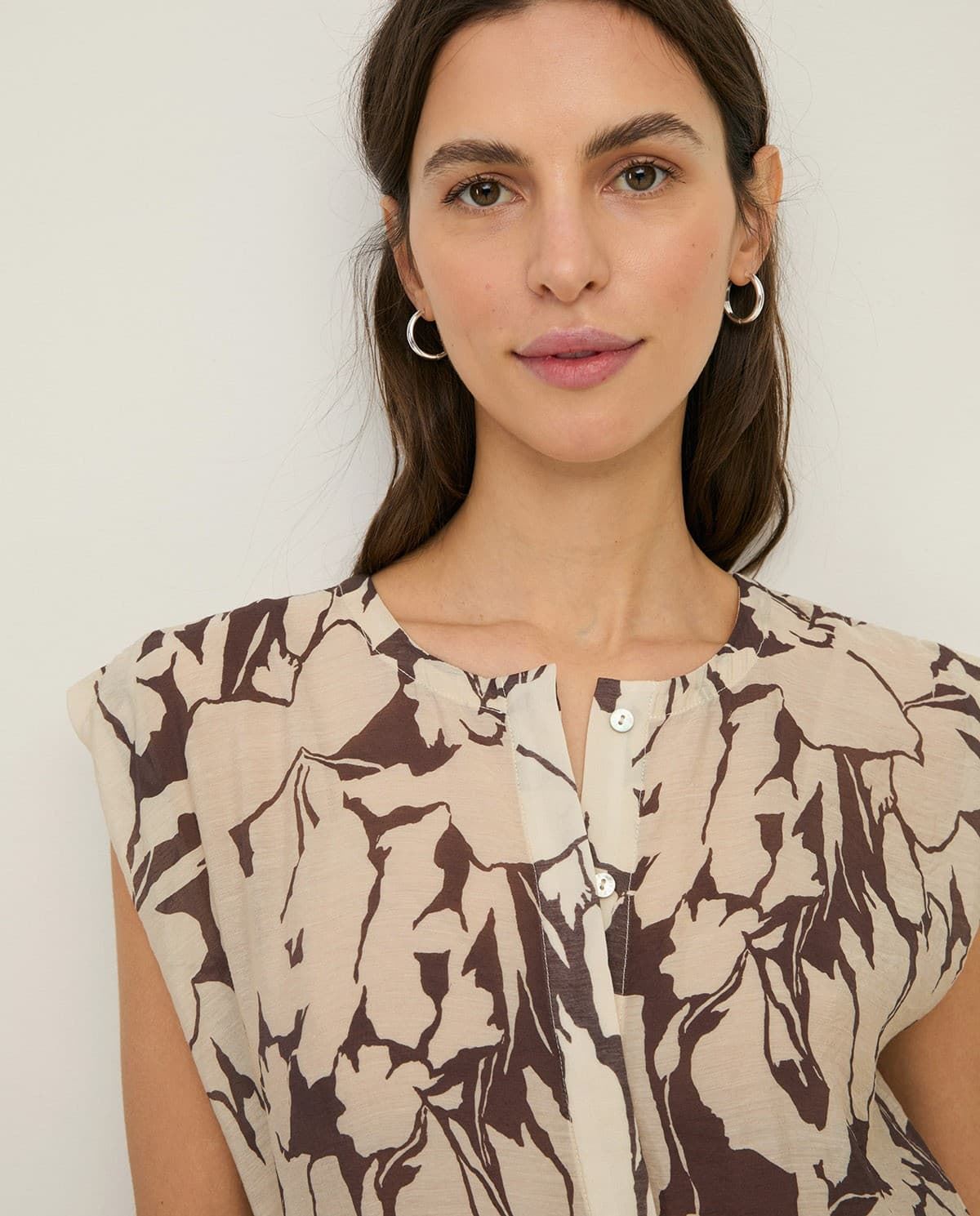 Vestido Yerse 44842 gasa fluido estampado marrones y crudos - Imagen 5