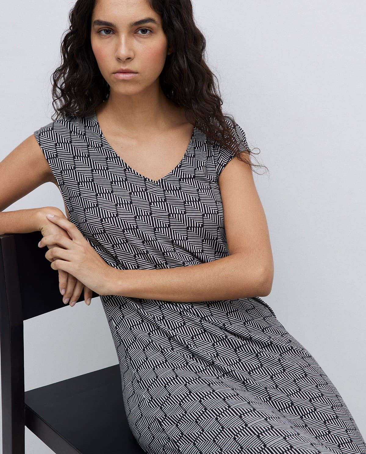 VESTIDO Yerse Ref. 42122 MIDI GEOMÉTRICO NEGRO - Imagen 4