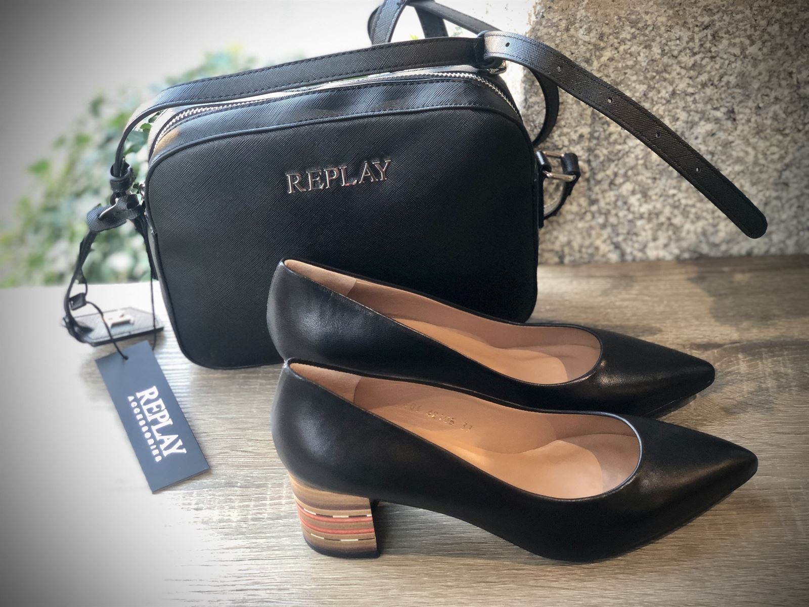 Zapato Angari negro tacón madera. - Imagen 2
