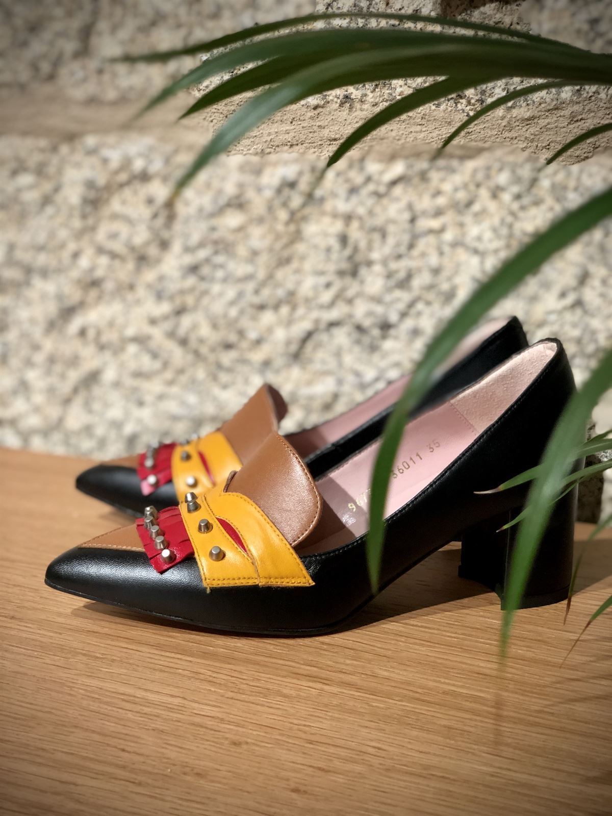 Zapato Angari negros flecos rojo - Imagen 2