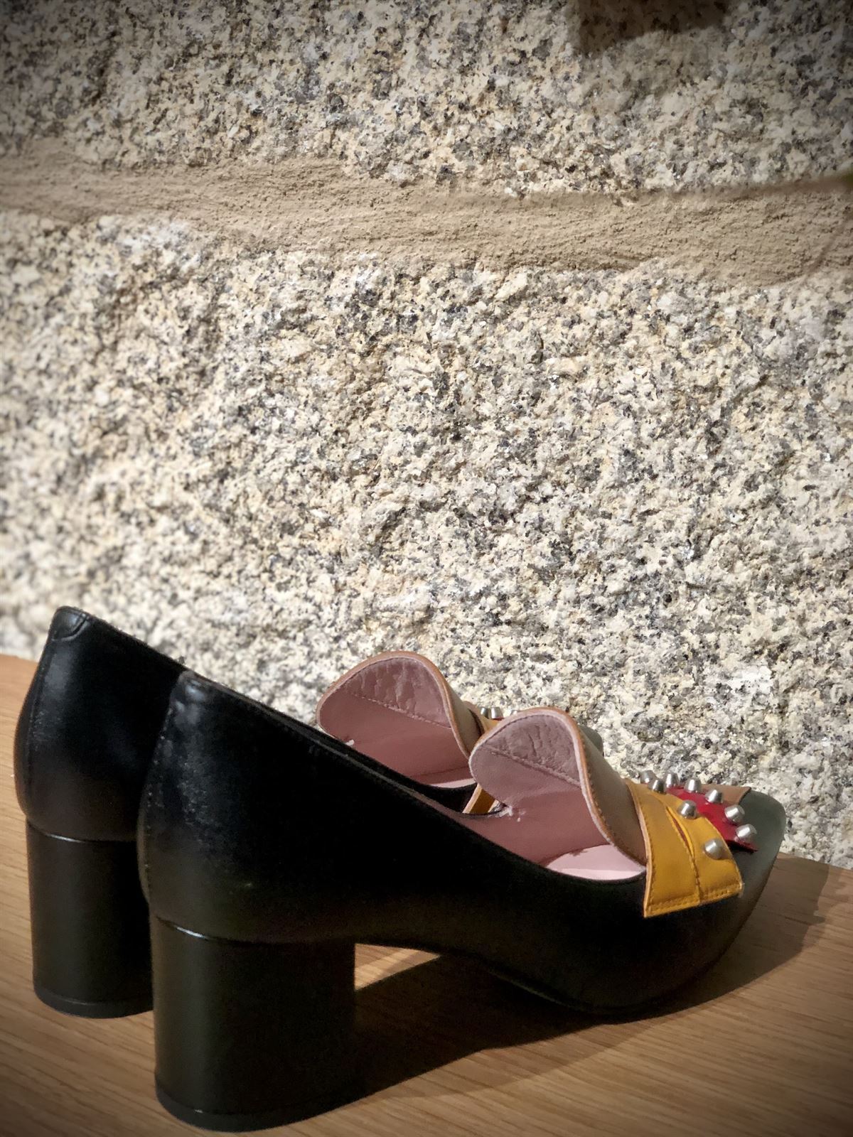 Zapato Angari negros flecos rojo - Imagen 6