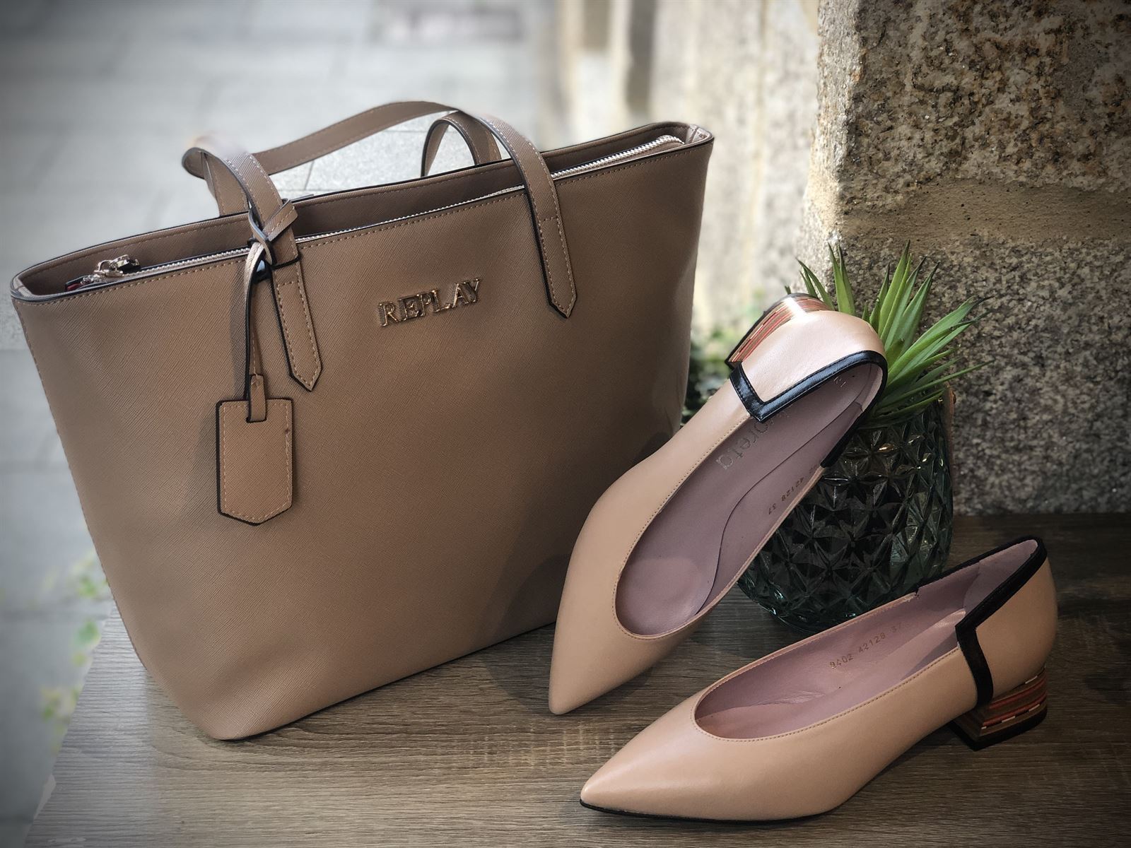 Zapato Angari nude tacón madera. - Imagen 2