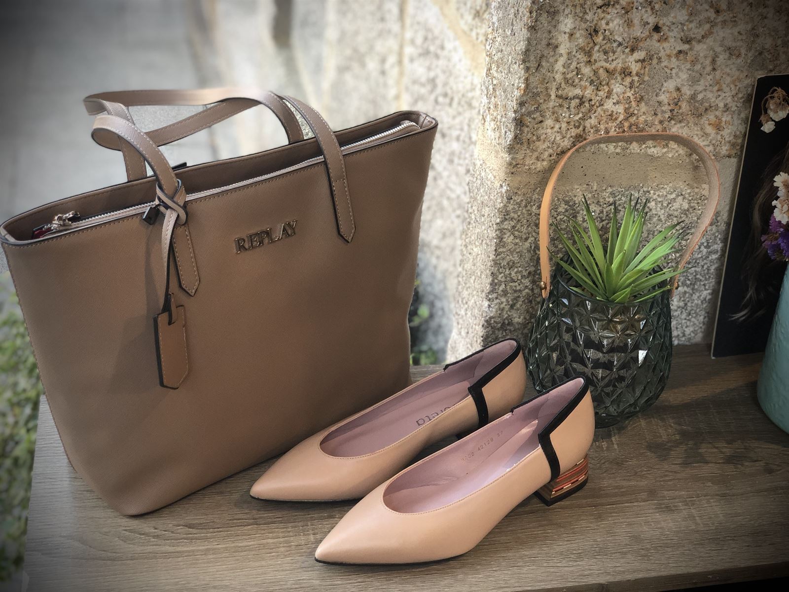 Zapato Angari nude tacón madera. - Imagen 3