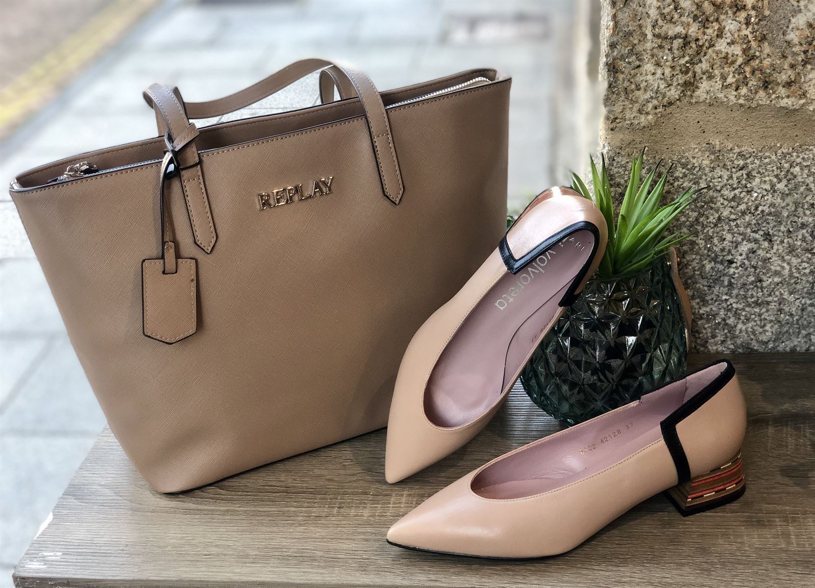 Zapato Angari nude tacón madera. - Imagen 4