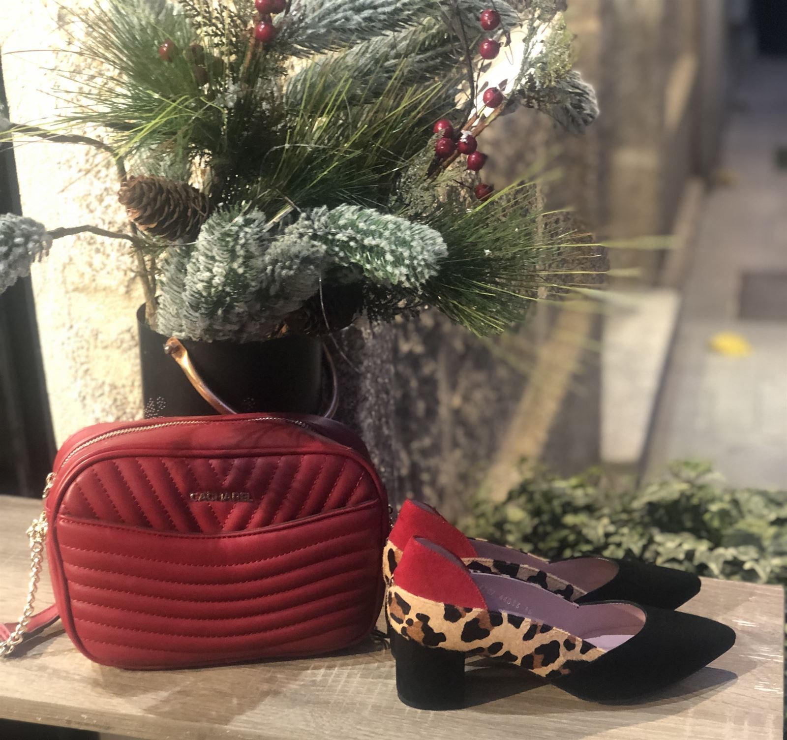 zapato Angari print detalle rojo - Imagen 2