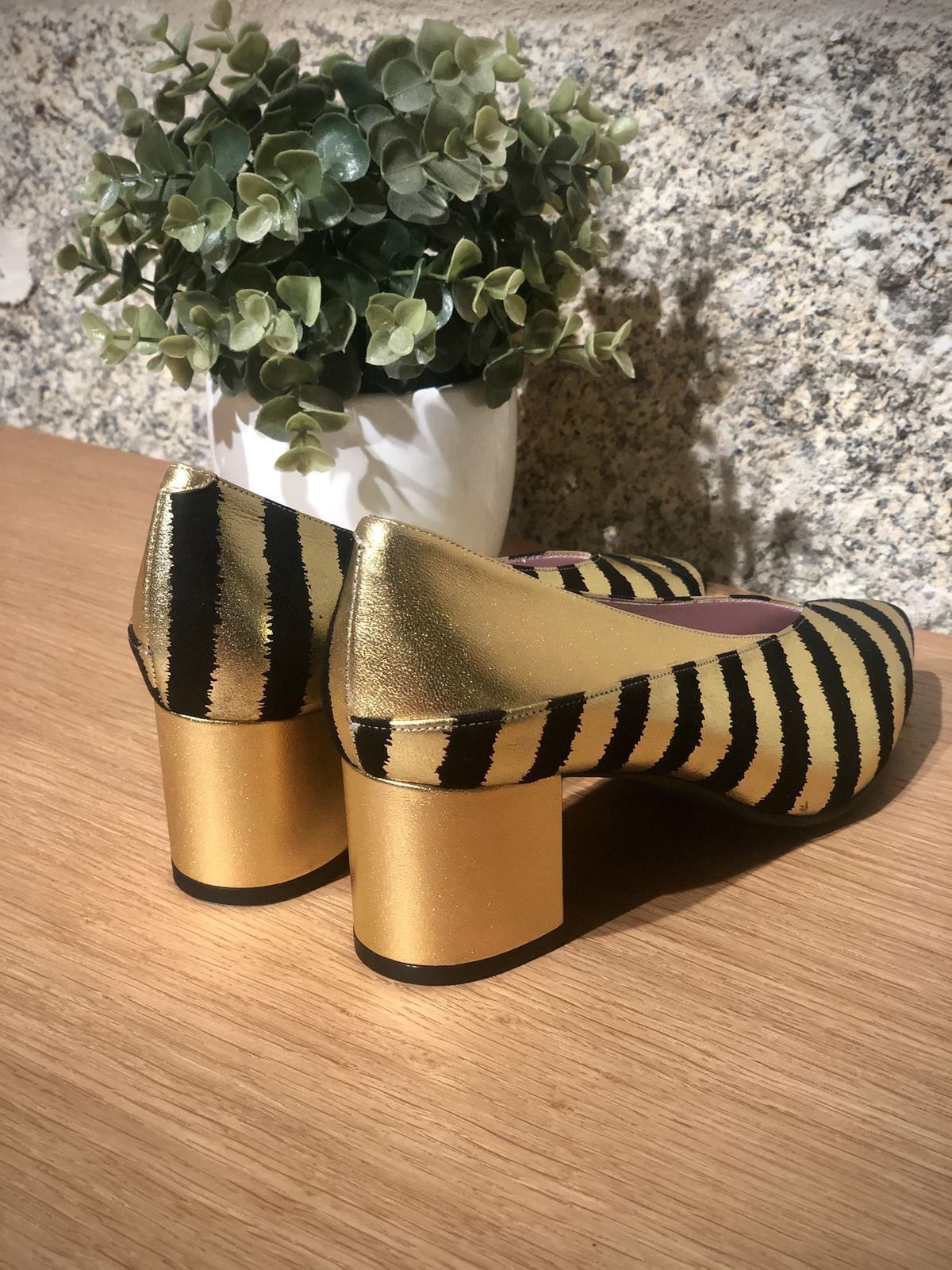 Zapato Angari rayas negro y oro Zapatos