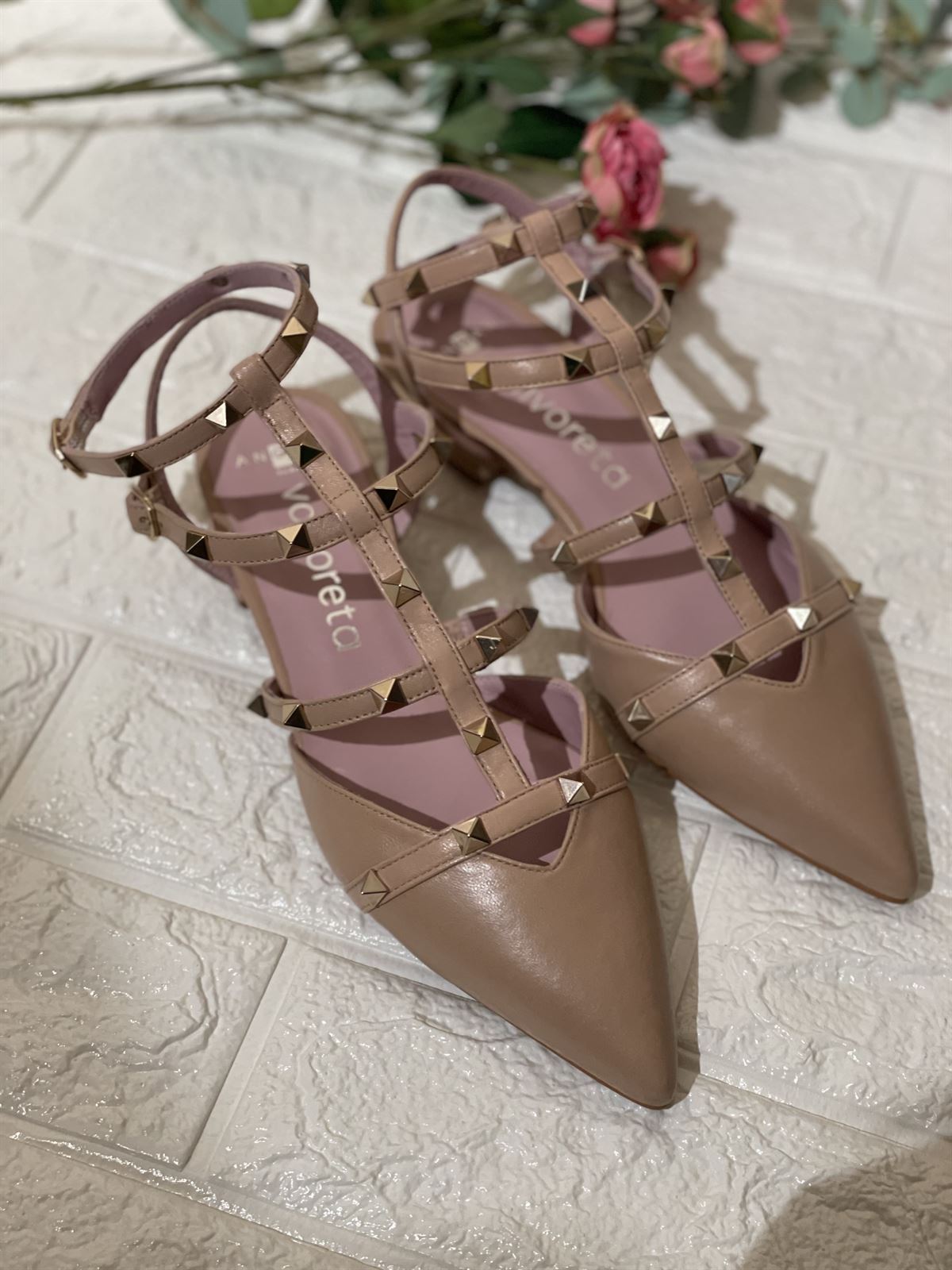 Zapato tachuelas doradas \