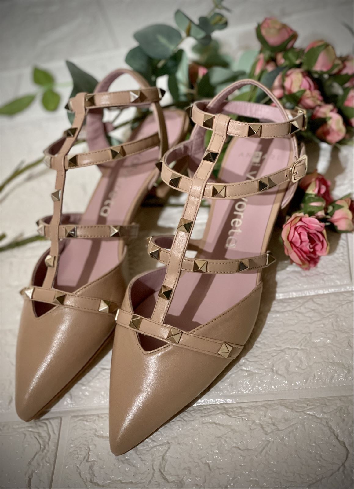 zapato Angari tachuelas "Valentinos" nude - Imagen 2