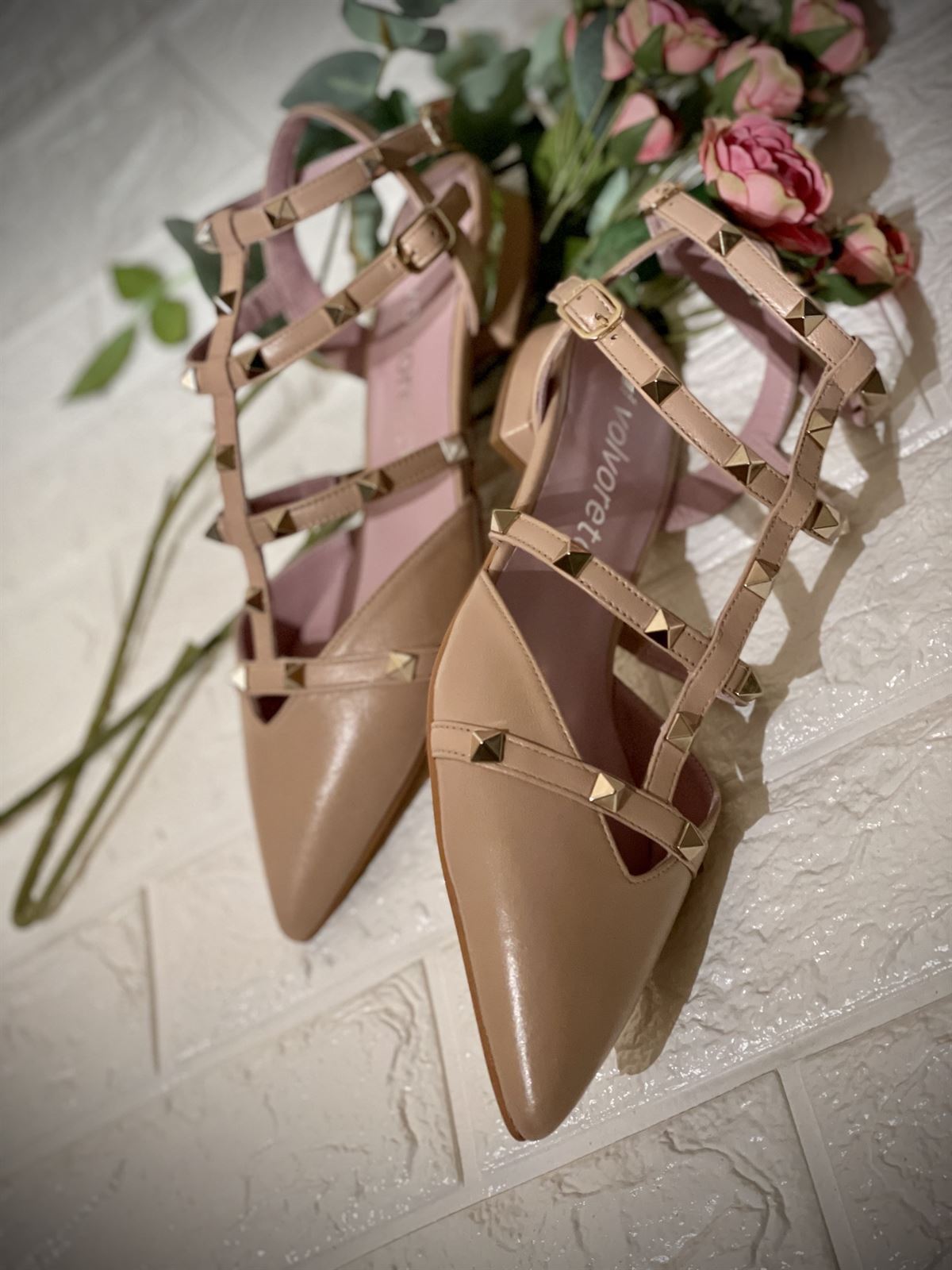 Zapato Angari tachuelas Valentinos nude - Imagen 3