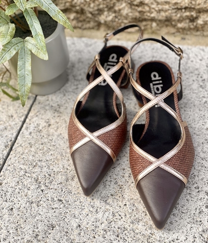 Zapato bailarina Dibia by Ezzio 56145-2 tiras cruzadas cacao y  marrón - Imagen 1