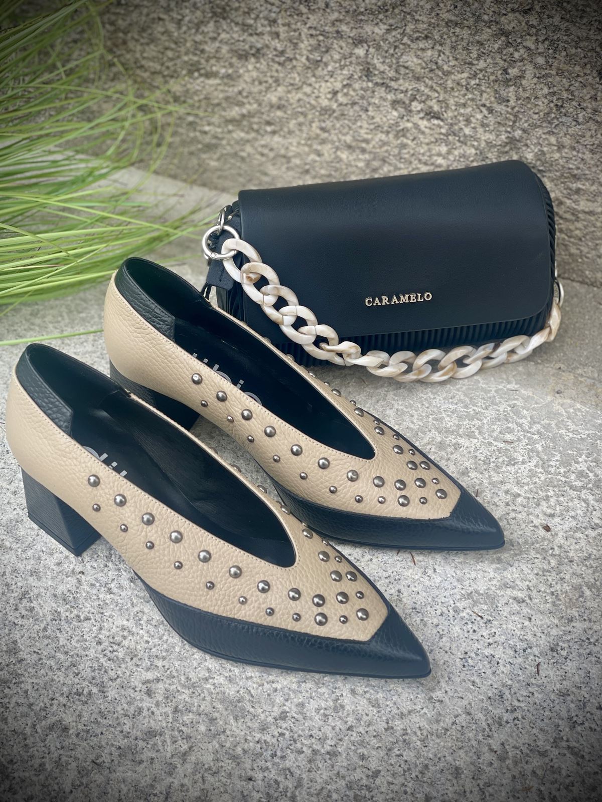 Zapato Dibia by Ezzio 55577  tachas Taupe y  Negro - Imagen 1