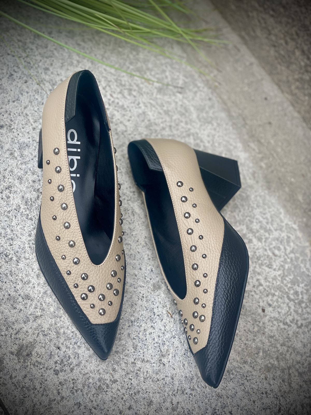 Zapato Dibia by Ezzio 55577  tachas Taupe y  Negro - Imagen 2
