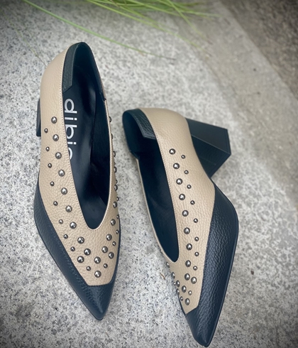 Zapato Dibia by Ezzio 55577  tachas Taupe y  Negro - Imagen 2