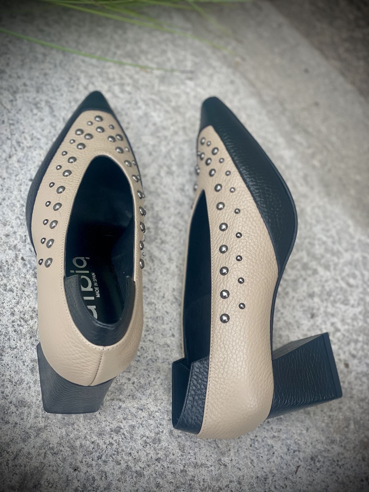 Zapato Dibia by Ezzio 55577  tachas Taupe y  Negro - Imagen 4