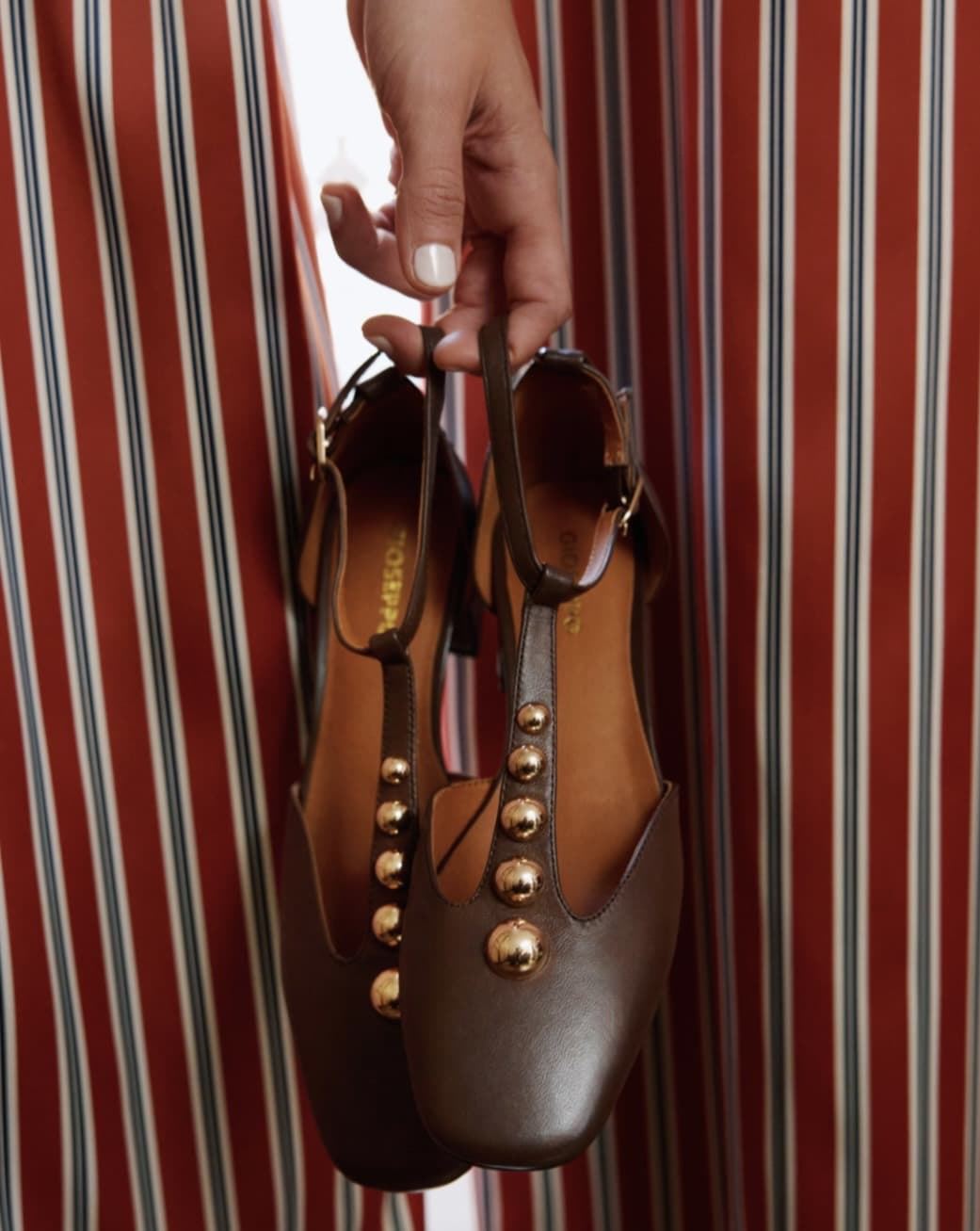 Zapato Gioseppo 80171 tacón cuadrado tachas marrón chocolate - Imagen 1