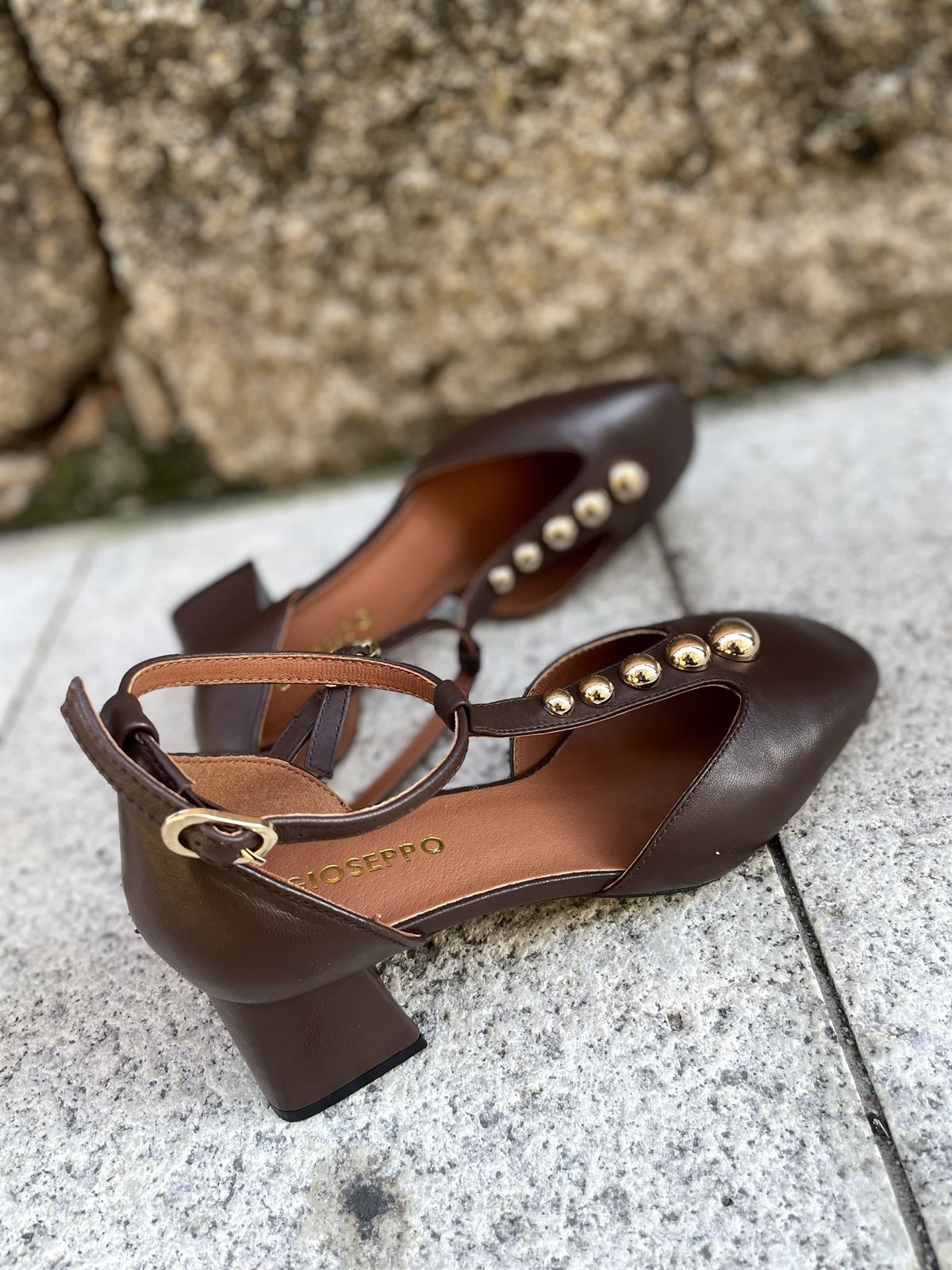 Zapato Gioseppo 80171 tacón cuadrado tachas marrón chocolate - Imagen 2