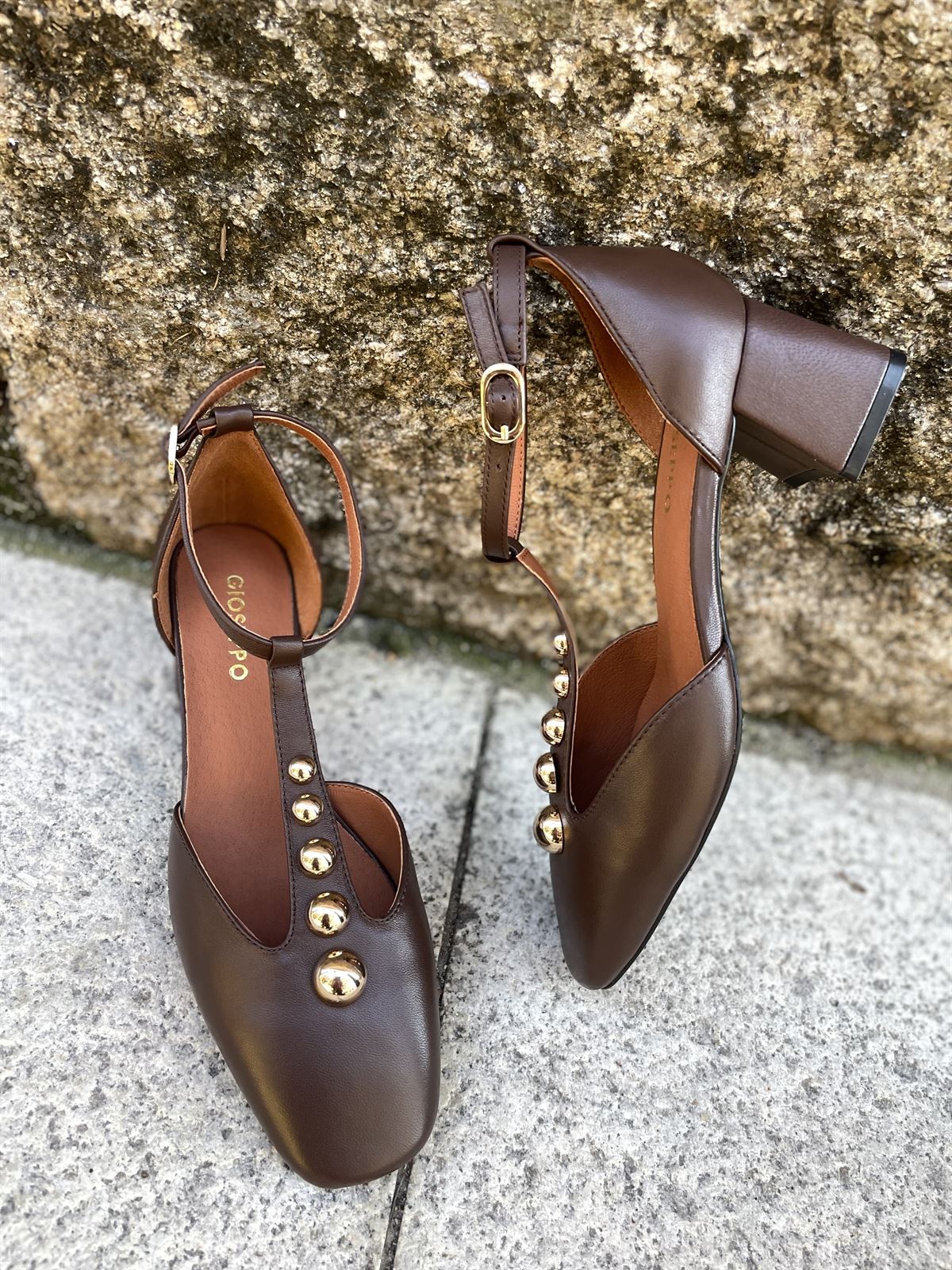 Zapato Gioseppo 80171 tacón cuadrado tachas marrón chocolate - Imagen 4