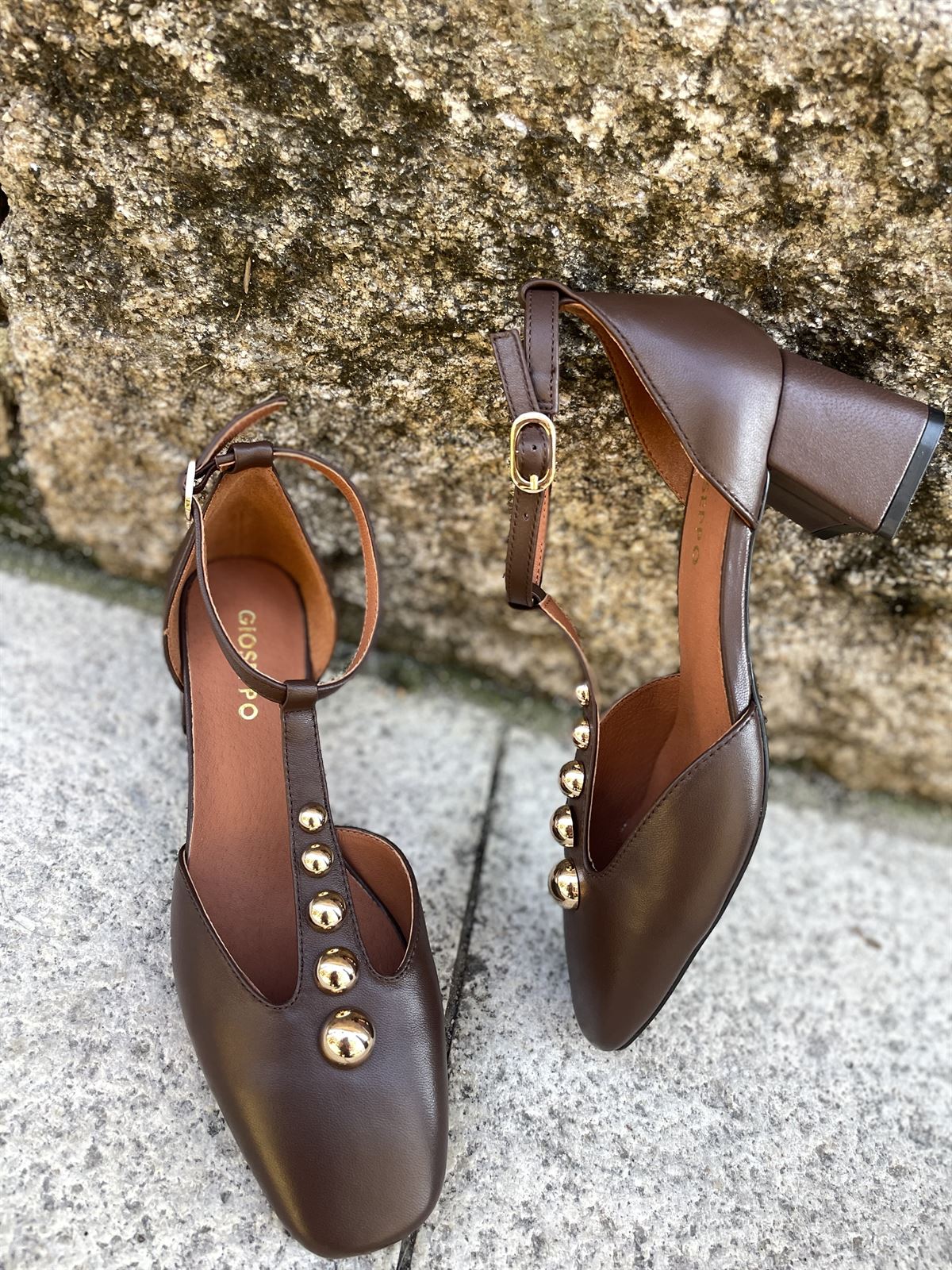 Zapato Gioseppo 80171 tacón cuadrado tachas marrón chocolate - Imagen 5
