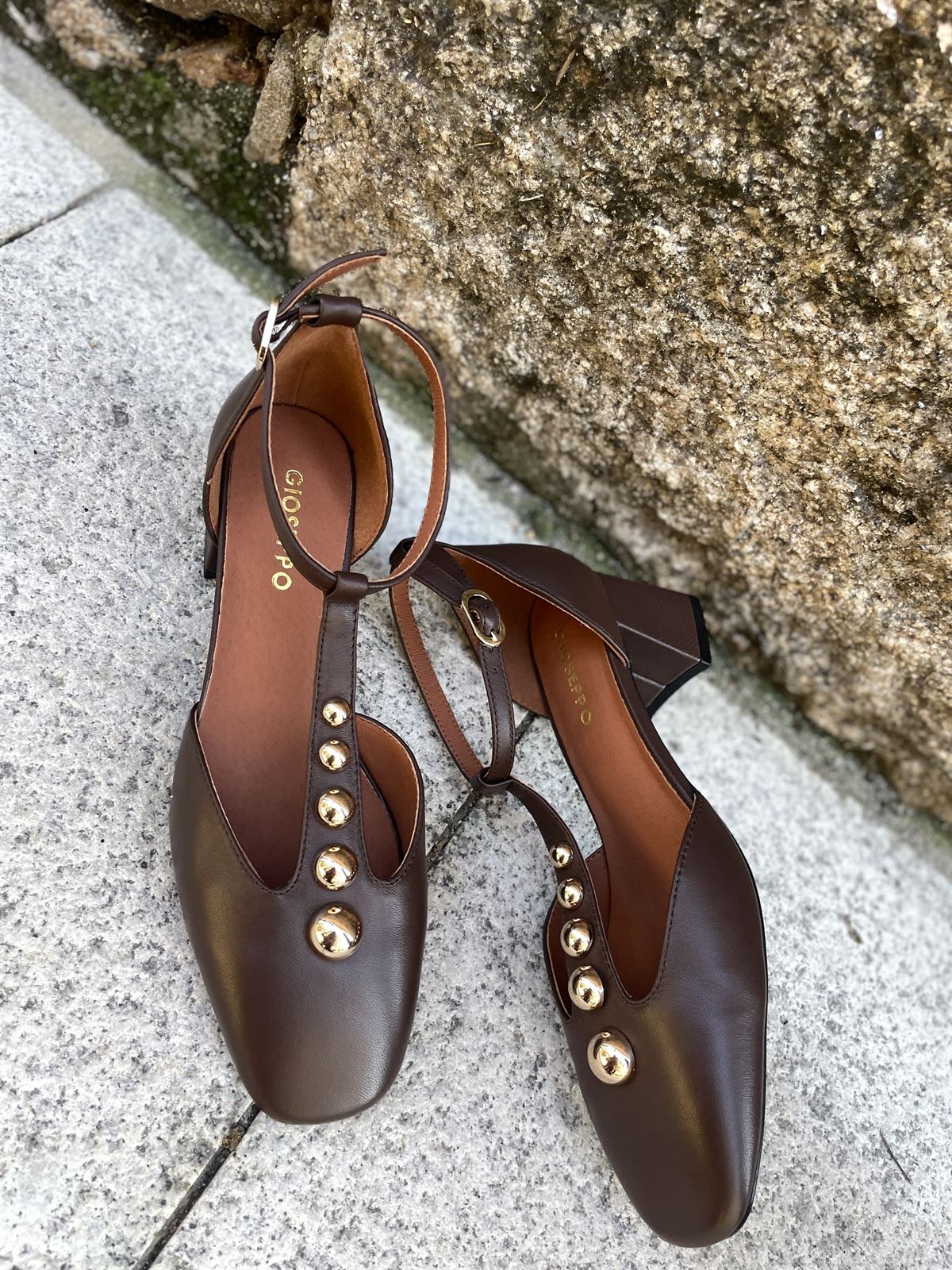 Zapato Gioseppo 80171 tacón cuadrado tachas marrón chocolate - Imagen 6