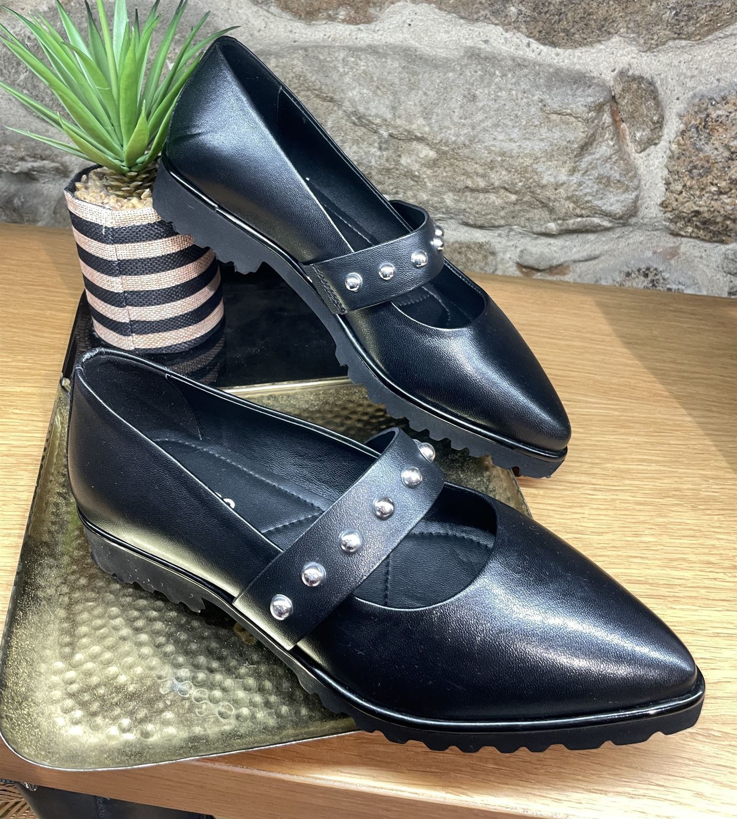 zapato negro con elastico y tachas de la firma GIOSEPPO color negro