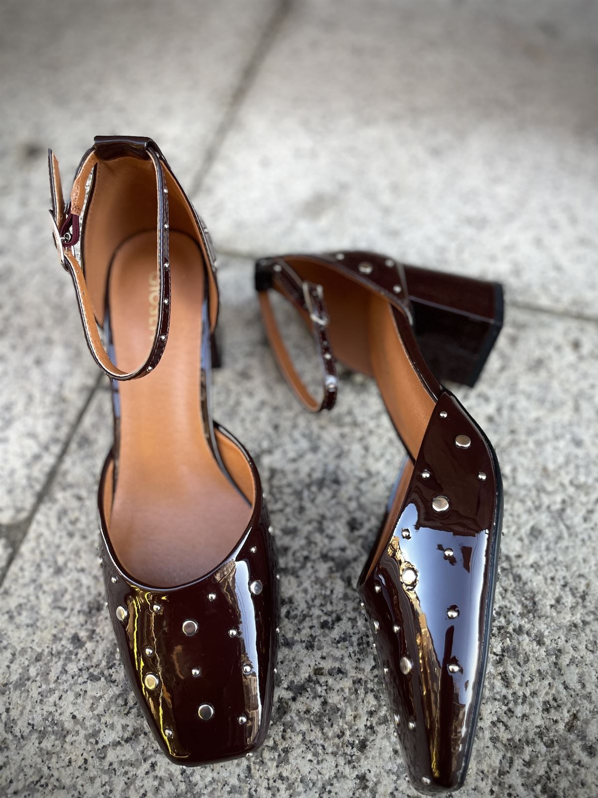 Zapato Mary Jane  Gioseppo KINBRAE tachas chocolate - Imagen 1