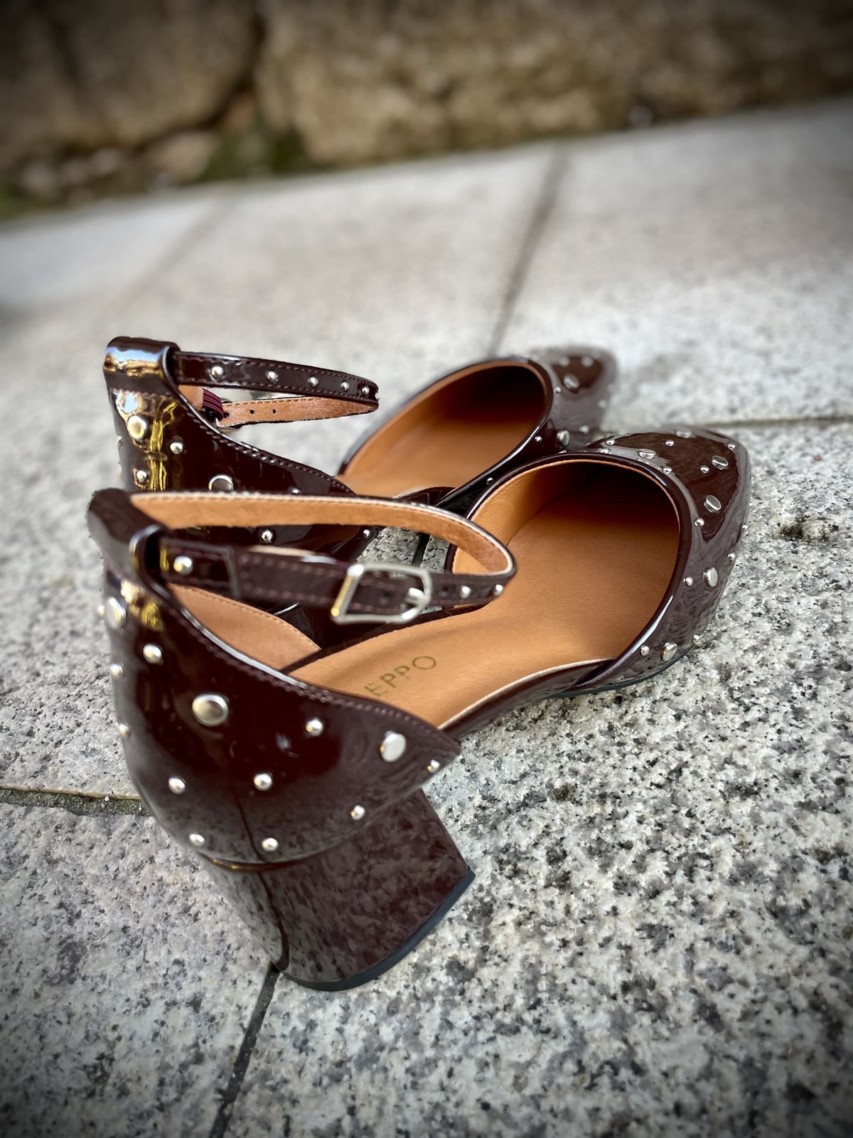 Zapato Mary Jane  Gioseppo KINBRAE tachas chocolate - Imagen 5