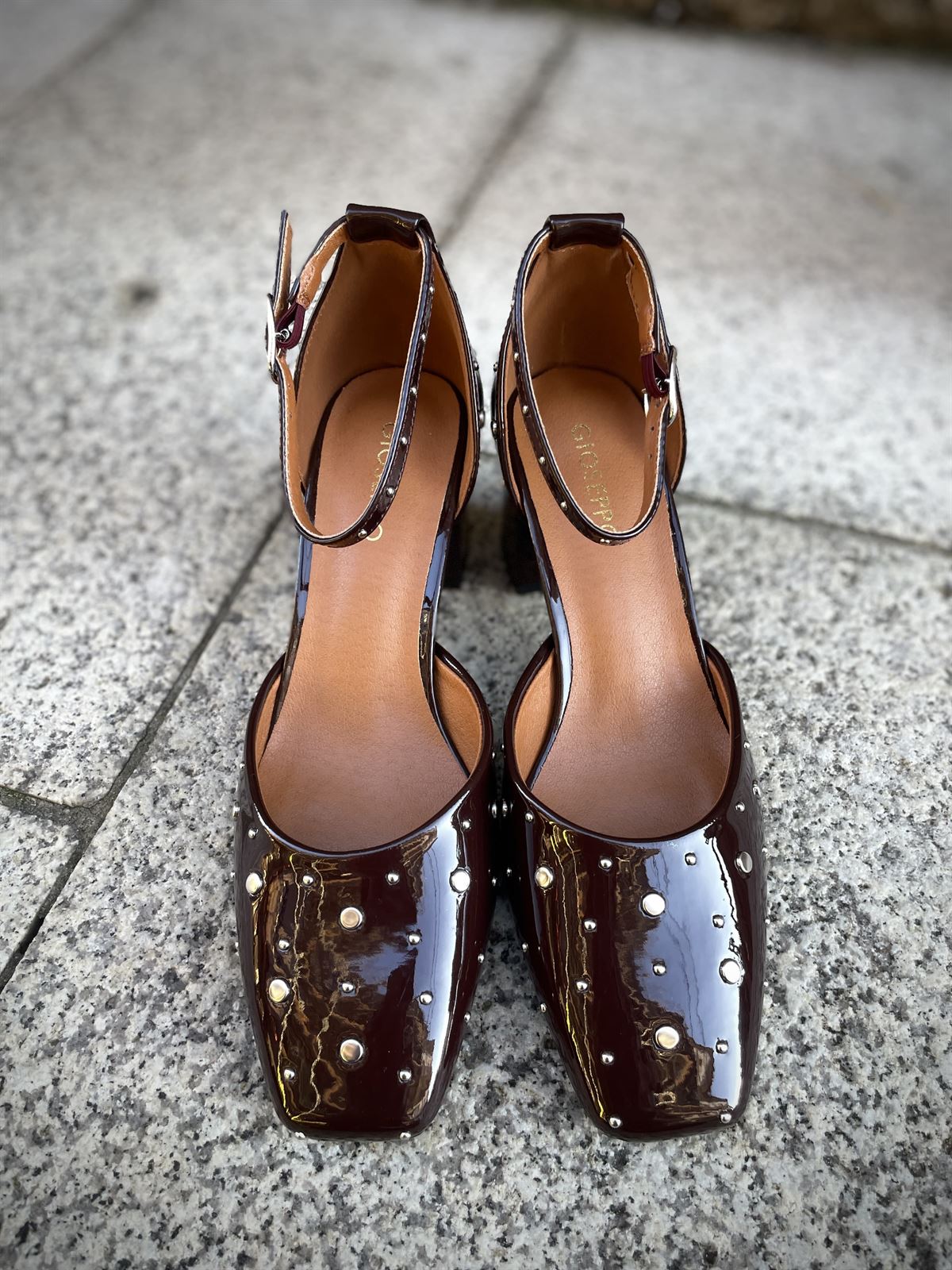 Zapato Mary Jane  Gioseppo KINBRAE tachas chocolate - Imagen 6