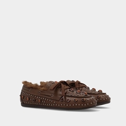 ZAPATO Noa Harmon MOCHA Estilo nautico tachas chocolate - Imagen 2