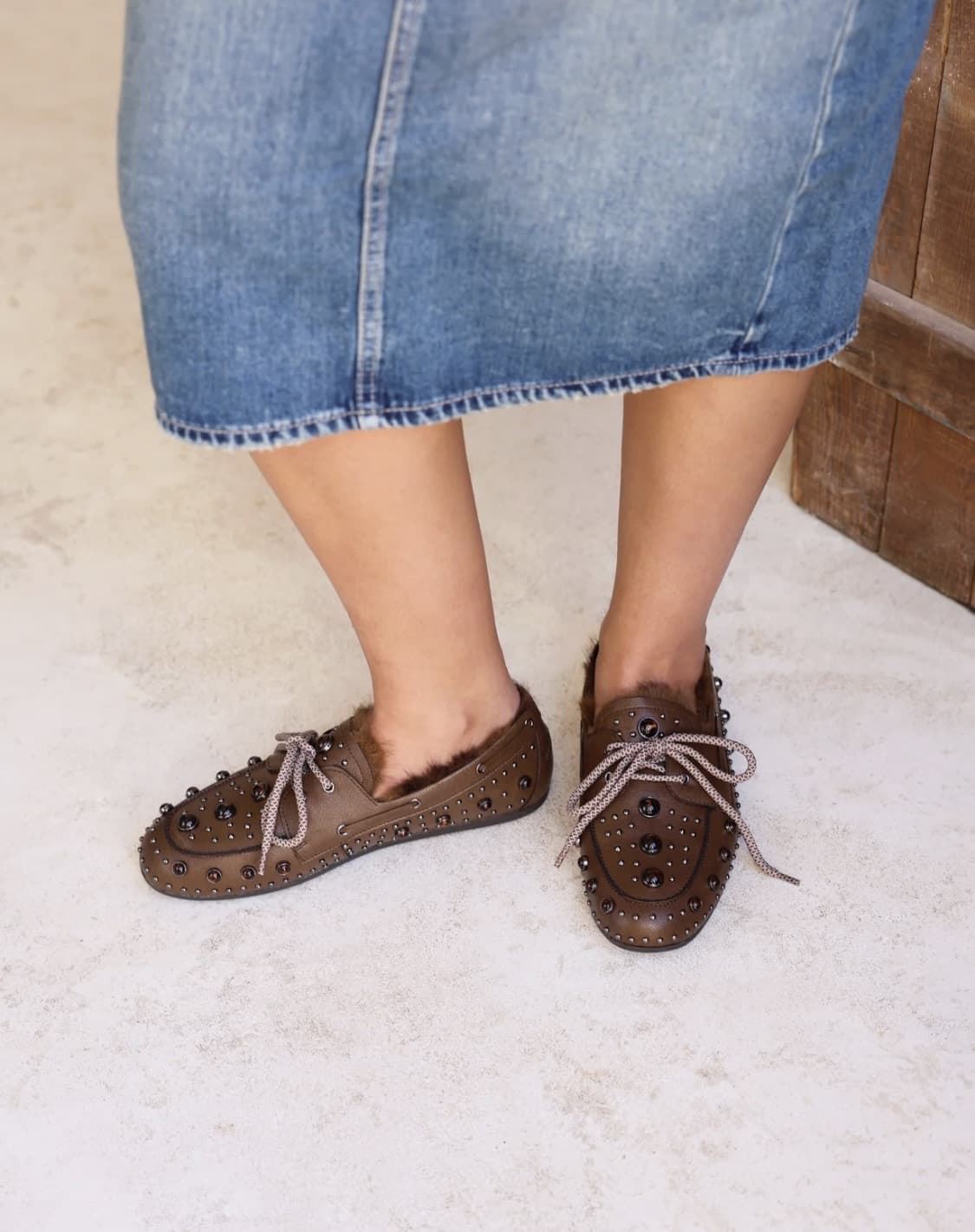 ZAPATO Noa Harmon MOCHA Estilo nautico tachas chocolate - Imagen 3