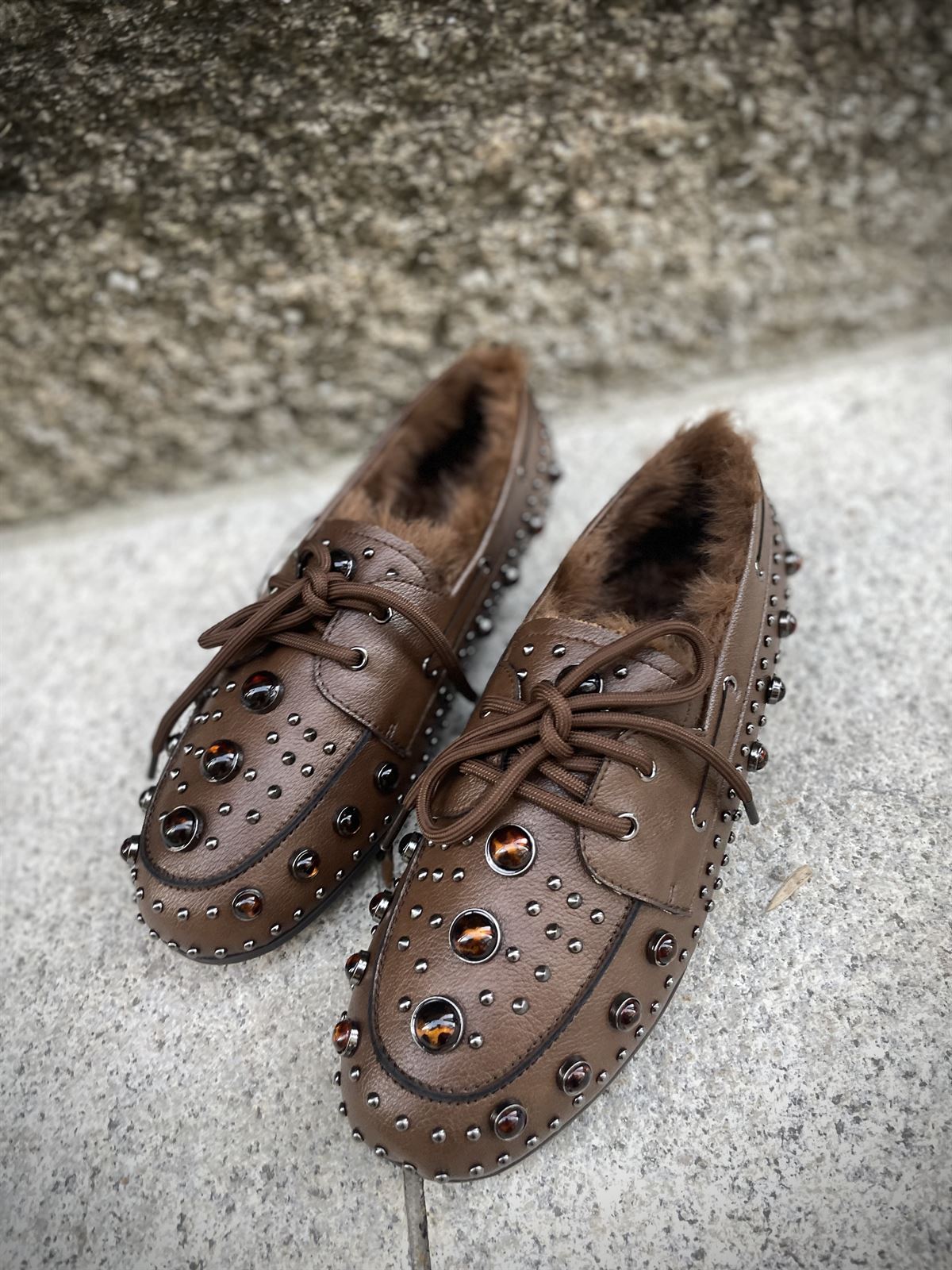 ZAPATO Noa Harmon MOCHA Estilo nautico tachas chocolate - Imagen 4