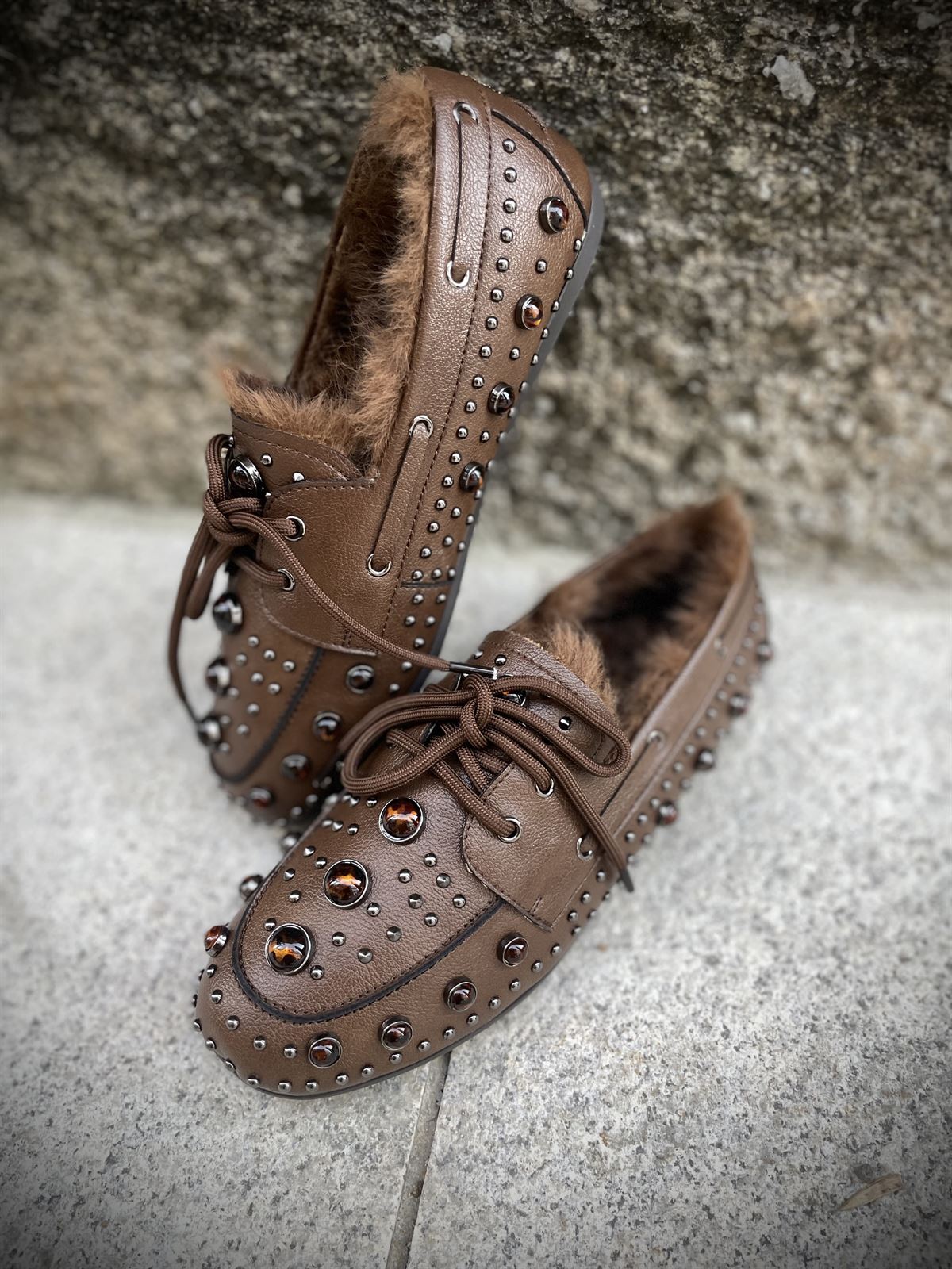 ZAPATO Noa Harmon MOCHA Estilo nautico tachas chocolate - Imagen 5