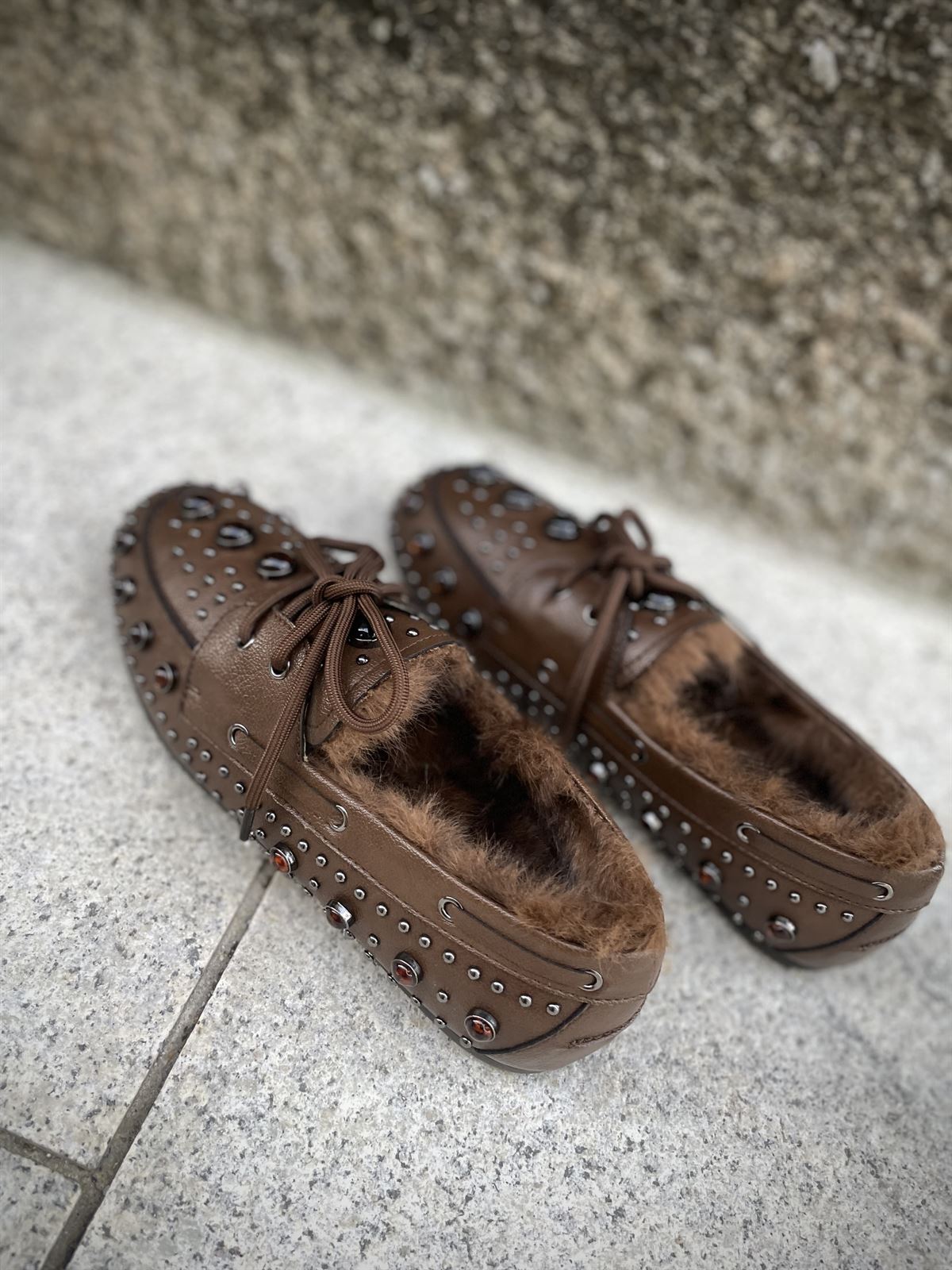 ZAPATO Noa Harmon MOCHA Estilo nautico tachas chocolate - Imagen 6