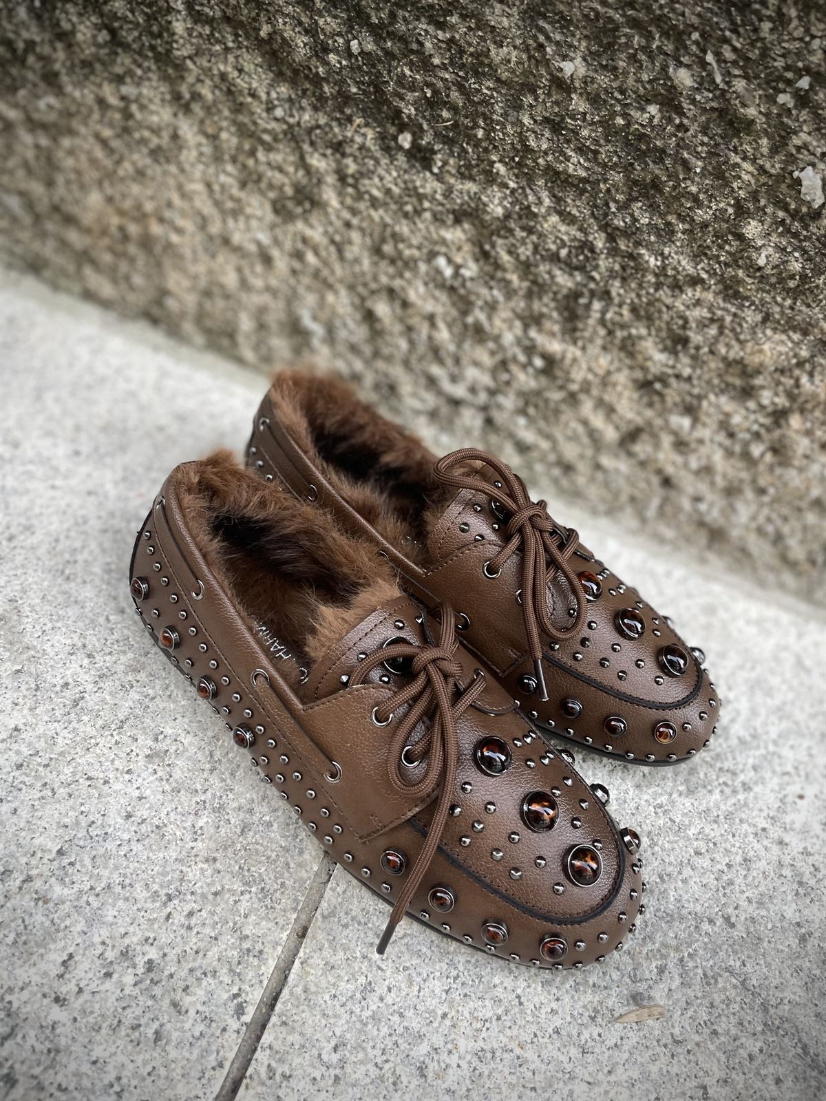 ZAPATO Noa Harmon MOCHA Estilo nautico tachas chocolate - Imagen 7