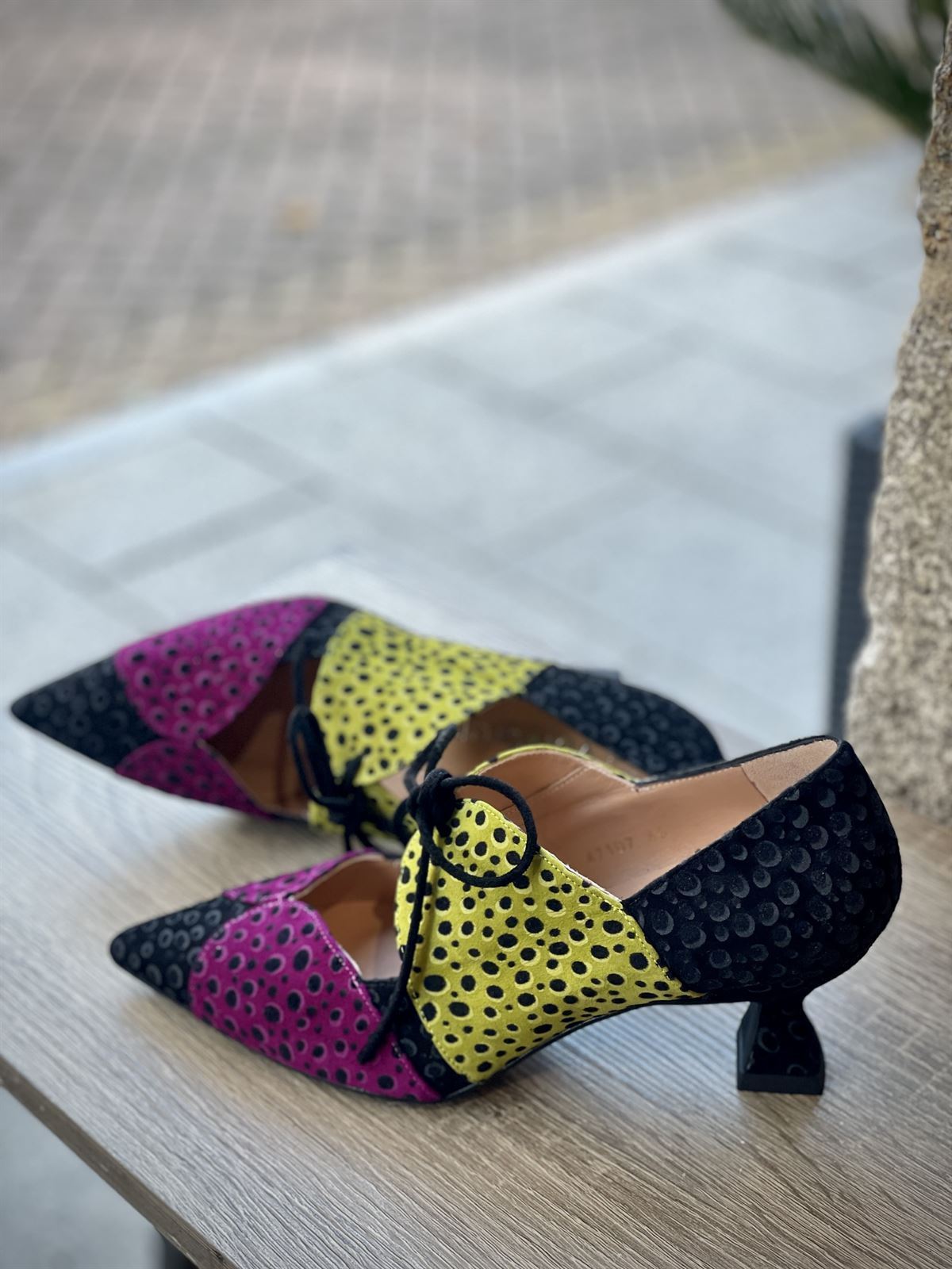 Zapatos Angari cordones grabados tricolor - Imagen 2