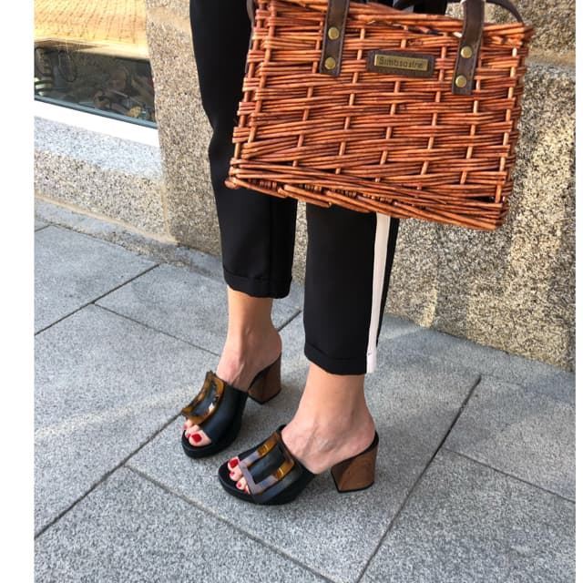 Zueco negro hebilla - Imagen 1